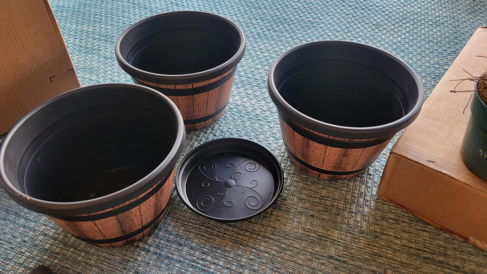 Quarut Large Plastic 3 Pack 16 inch Plant Pots, Whiskey Barrel Planters with Drainage Holes & Saucer. Flower Pots Imitation Wine Barrel Design for Indoor & Outdoor Garden Balcony Plants. 7 Gallons (Brown) customer photo 2