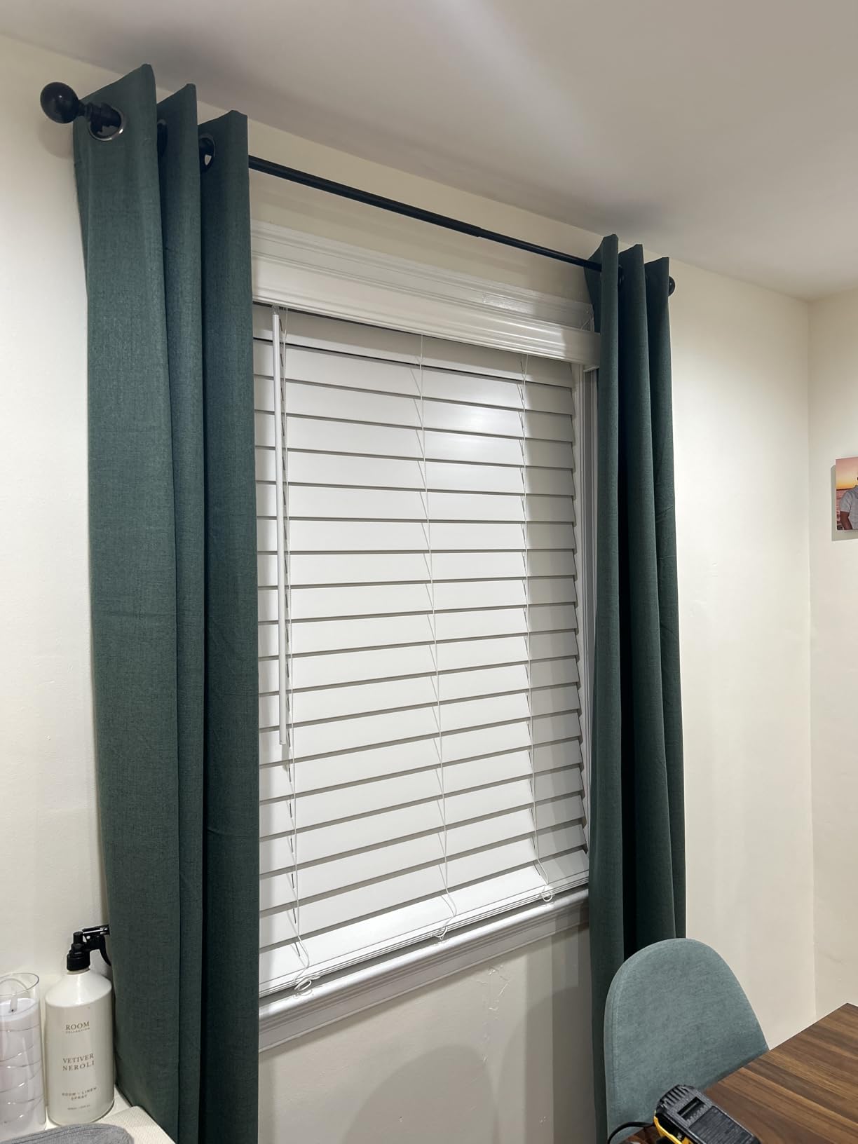 LOTUS & WINDOWARE 2.5-inch Cordless Faux Wood Blind, Plantation Style, 31