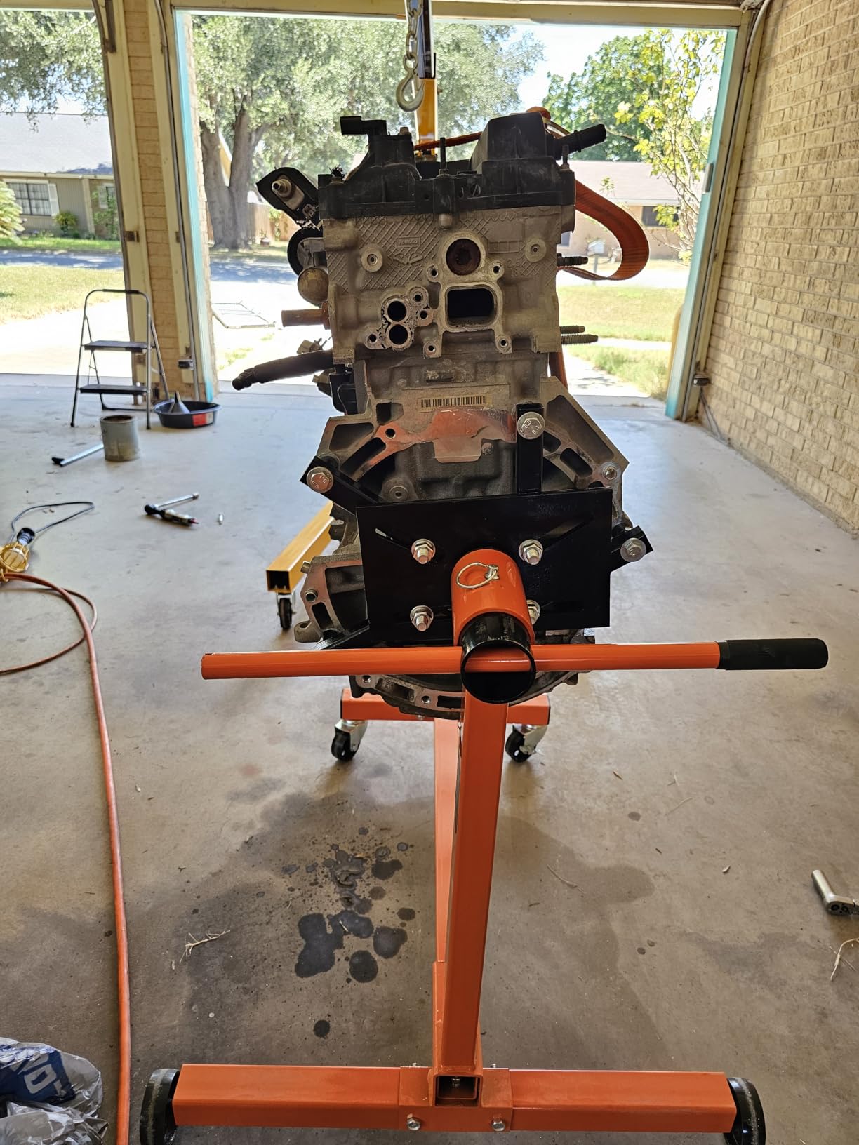 VEVOR Engine Stand, 750 lbs (3/8 Ton) Rotating Engine Motor Stand with 360 Degree Adjustable Head, Cast Iron Motor Hoist Dolly, 4-Caster, 4 Adjustable Arms customer photo 1