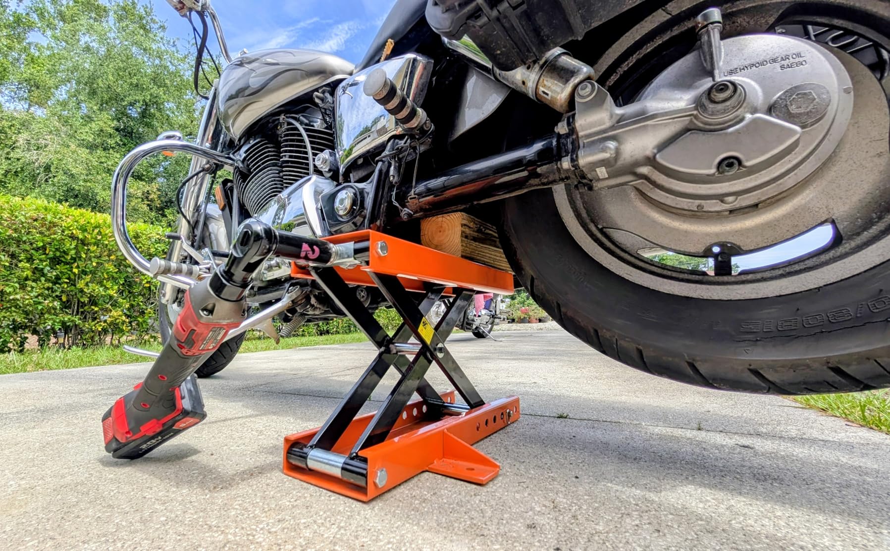 VEVOR Motorcycle Lift 1100lbs ATV Scissor Lift Jack with Dolly & Hand Crank | Garage Repair Center Hoist Crank Stand with Wide Deck and Tool Tray for Street Bikes, Cruiser Bikes, Touring Motorcycles customer photo 1