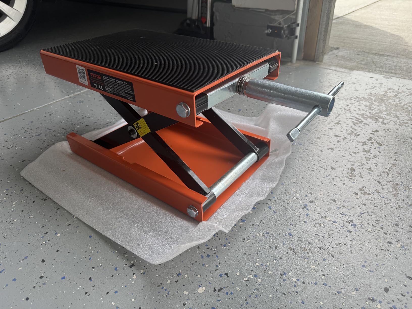 VEVOR Motorcycle Lift 1100lbs ATV Scissor Lift Jack with Dolly & Hand Crank | Garage Repair Center Hoist Crank Stand with Wide Deck and Tool Tray for Street Bikes, Cruiser Bikes, Touring Motorcycles customer photo 2