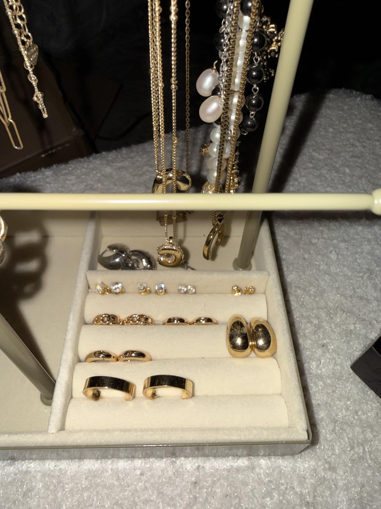 SONGMICS Necklace Holder, Jewelry Stand Holder Organizer, Jewelry Display with Metal Frame, Velvet Tray, Earring Bracelet Holder, Pale Gold customer photo 2