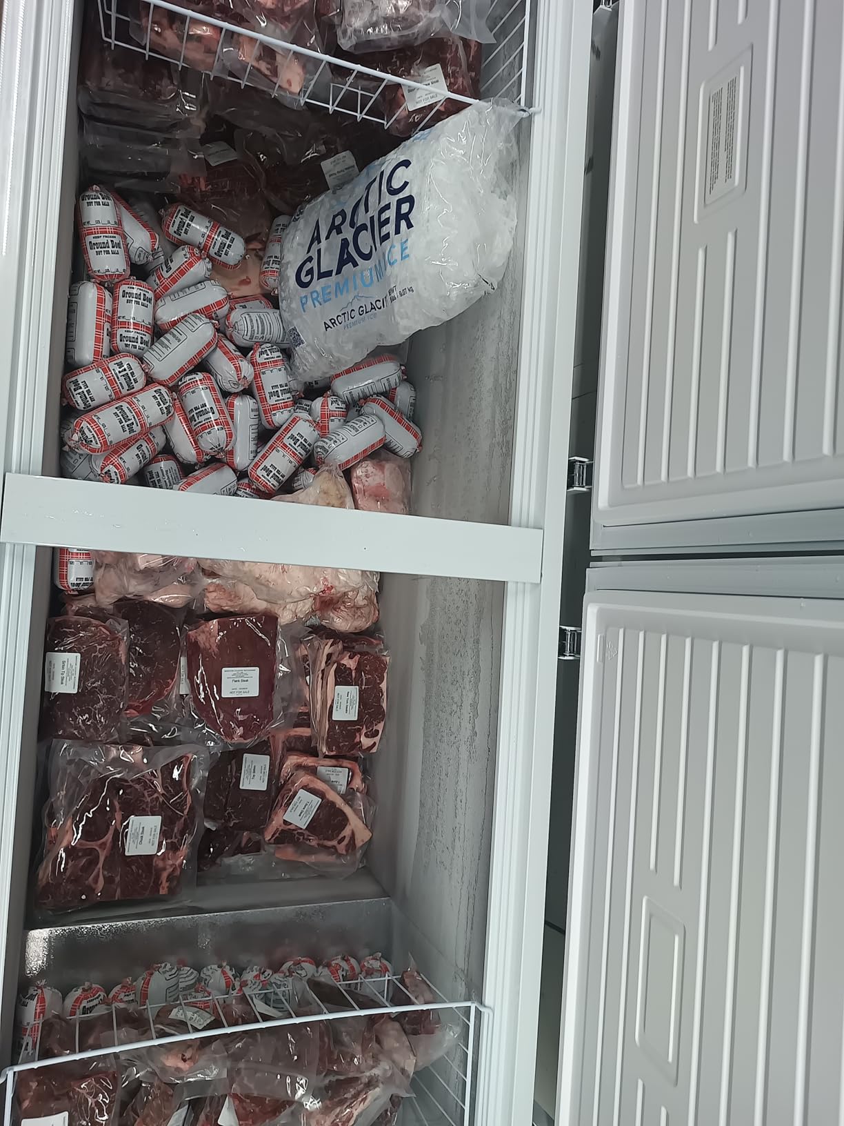 Hamilton Beach 17 cu ft Chest Deep Freezer - White, GARAGE READY Food for Large Family, Storage Basket, Space-Saving Flat Back, Stay-Open Lid, Front-Access Drain, for Basement, Laundry Room, Cottage customer photo 2