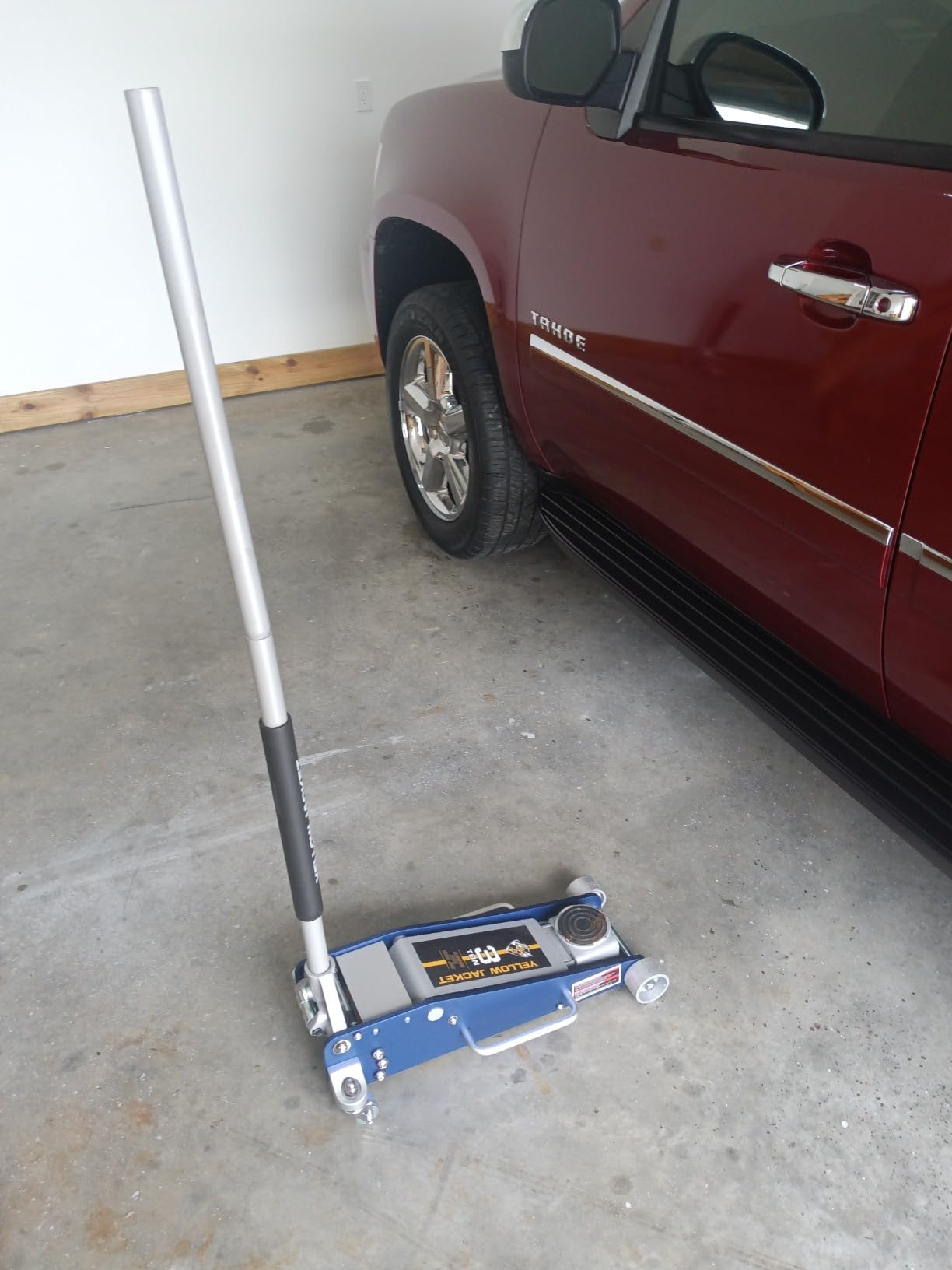 YELLOW JACKET Floor Jack 3 Ton Hydraulic Low Profile Aluminum and Steel Racing Car Jack with Fast Lifting Dual Pump for SUV, Truck, MVP, 6600 lbs Capacity customer photo 1
