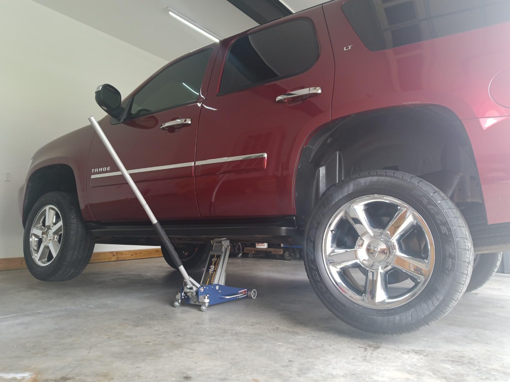 YELLOW JACKET Floor Jack 3 Ton Hydraulic Low Profile Aluminum and Steel Racing Car Jack with Fast Lifting Dual Pump for SUV, Truck, MVP, 6600 lbs Capacity customer photo 2
