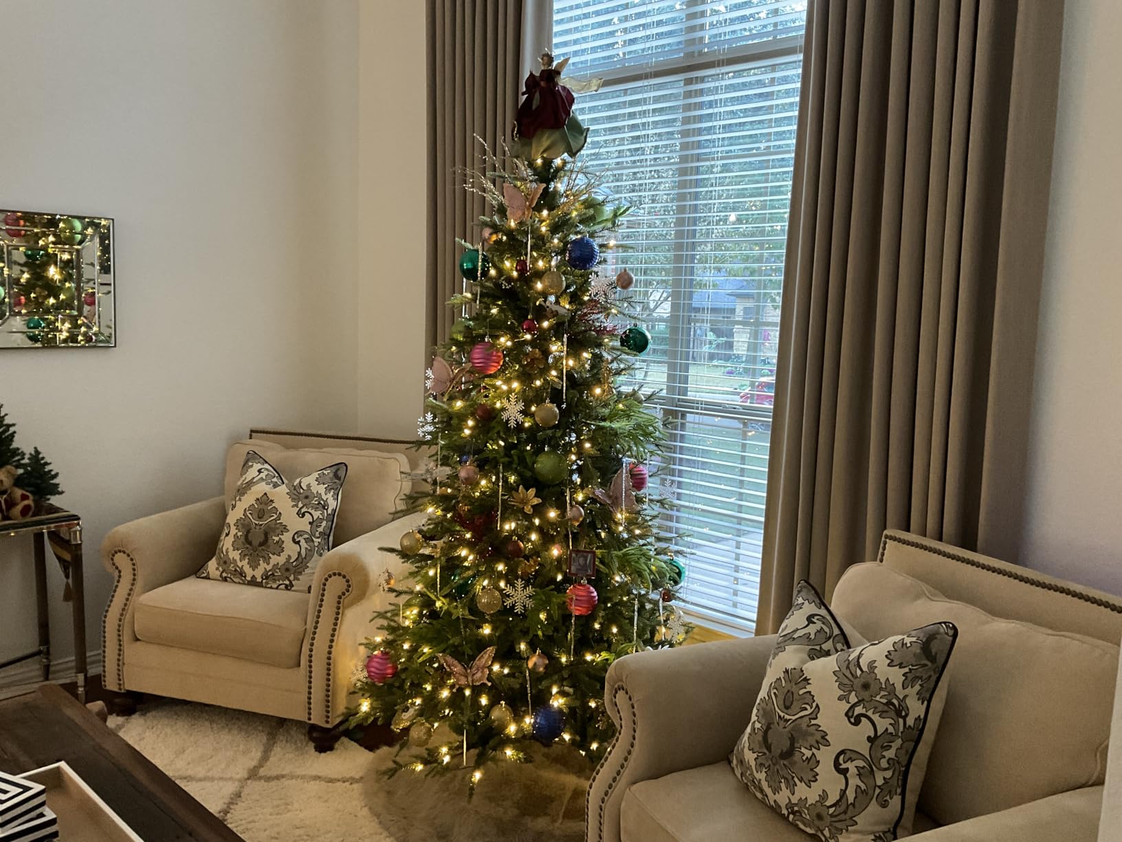 Hykolity 7.5 ft Prelit Flocked Christmas Tree with Realistic PE Foliage | 450 Warm White Led Lights, 3,325 Mixed Tips, Hinged Design and Sturdy Metal Stand customer photo 1