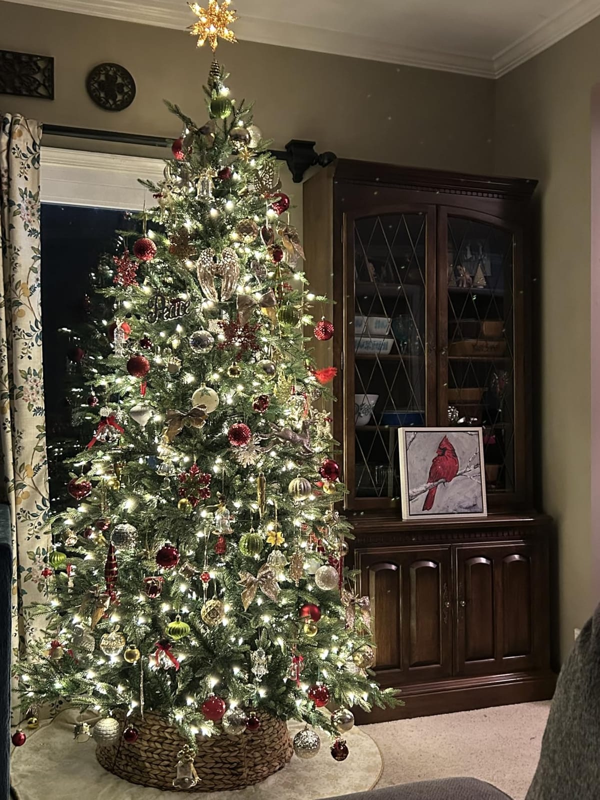 Hykolity 7.5 ft Prelit Flocked Christmas Tree with Realistic PE Foliage | 450 Warm White Led Lights, 3,325 Mixed Tips, Hinged Design and Sturdy Metal Stand customer photo 2
