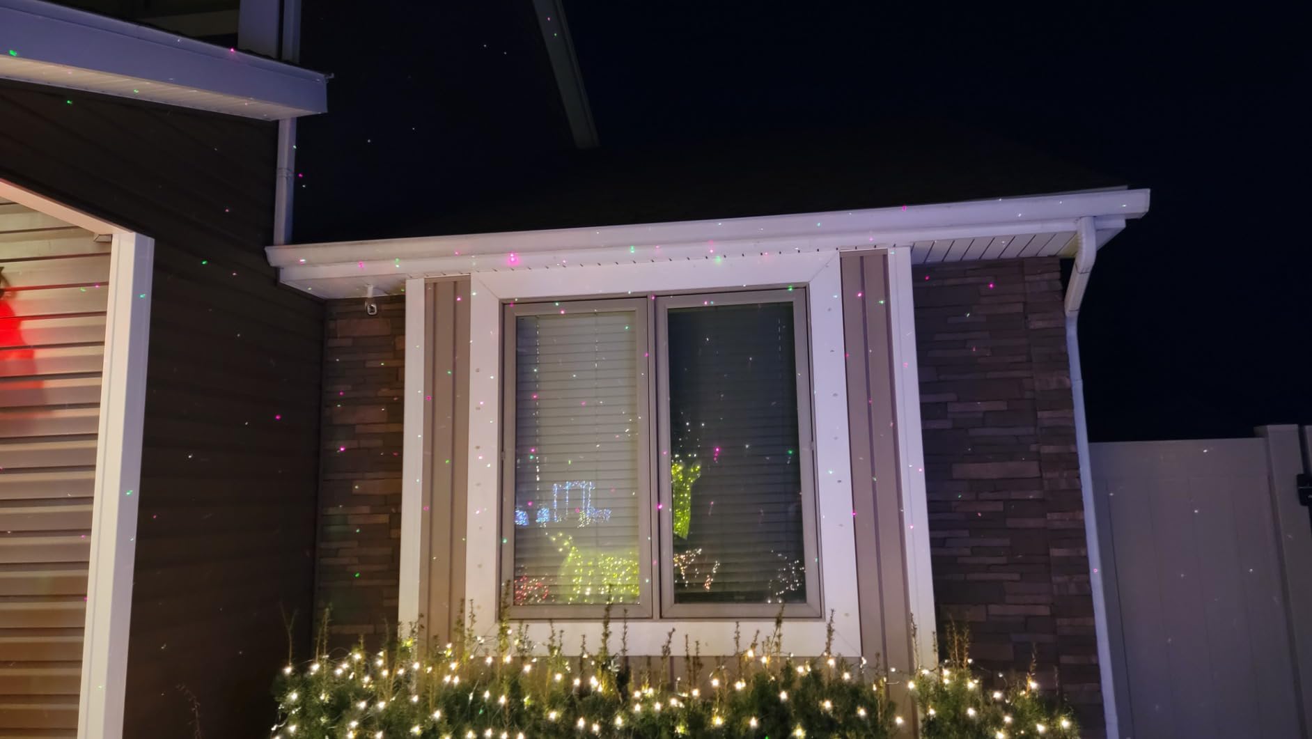 SUNFUCAN Laser Christmas Projector Lights Outdoor, Garden Laser Light, Landscape Lights with Red and Green Stars, IP65 Waterproof, Cold Resistant customer photo 2