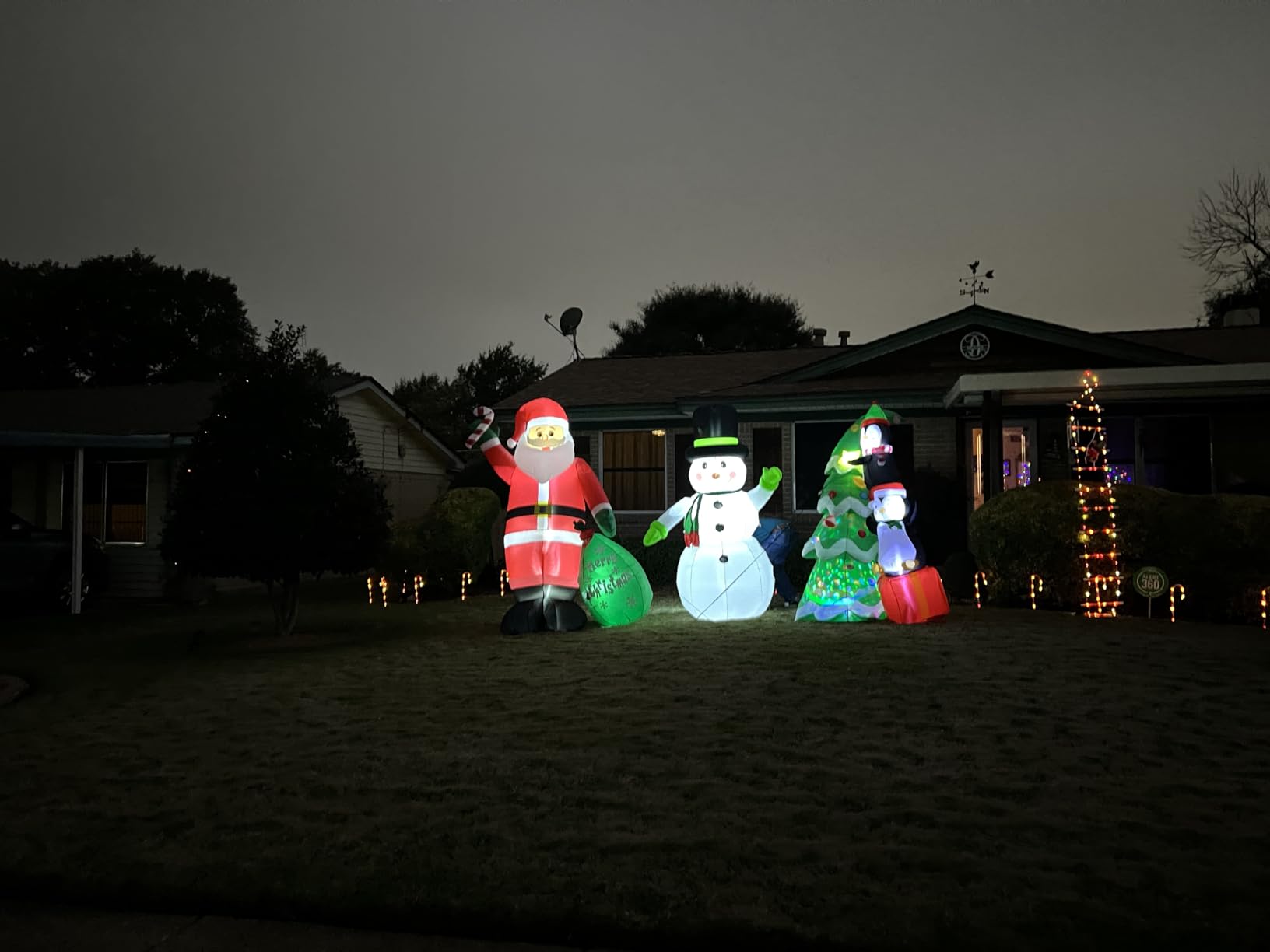 8 FT Christmas Inflatable Santa Claus with Candy and Big Gift Bag Outdoor Decor, Blow Up IP44 Weatherproof Xmas Decorations for Yard, Built-in LED Light for Gardern Lawn Indoor Winter Holiday customer photo 2