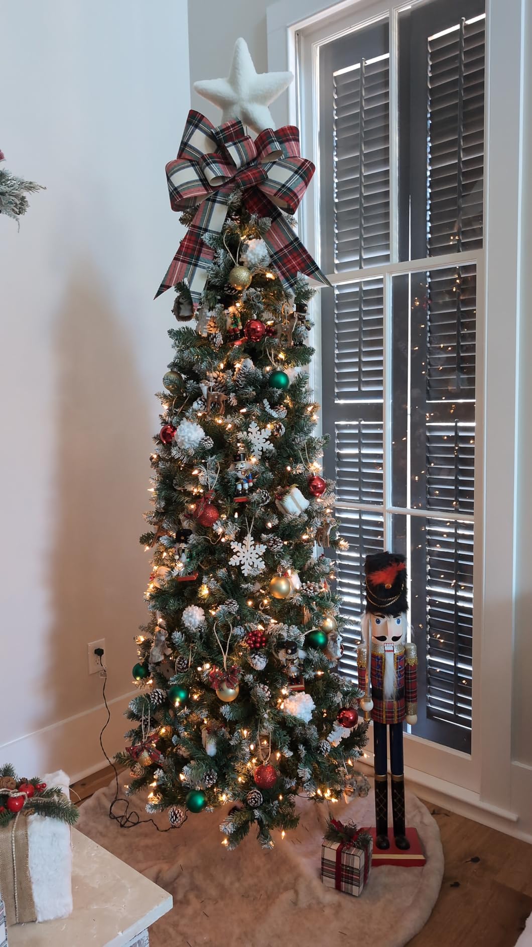 Best Choice Products 6ft Pre-lit Pencil Christmas Tree Pine w/Twinkling LEDs Partially Flocked Frosted Slim Holiday Decoration Skinny Xmas Tree, 250 Lights, 618 Frosted Tips, 50 Pine Cones, Stand customer photo 1