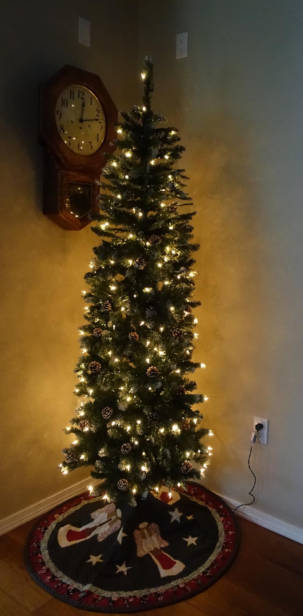 Best Choice Products 6ft Pre-lit Pencil Christmas Tree Pine w/Twinkling LEDs Partially Flocked Frosted Slim Holiday Decoration Skinny Xmas Tree, 250 Lights, 618 Frosted Tips, 50 Pine Cones, Stand customer photo 2