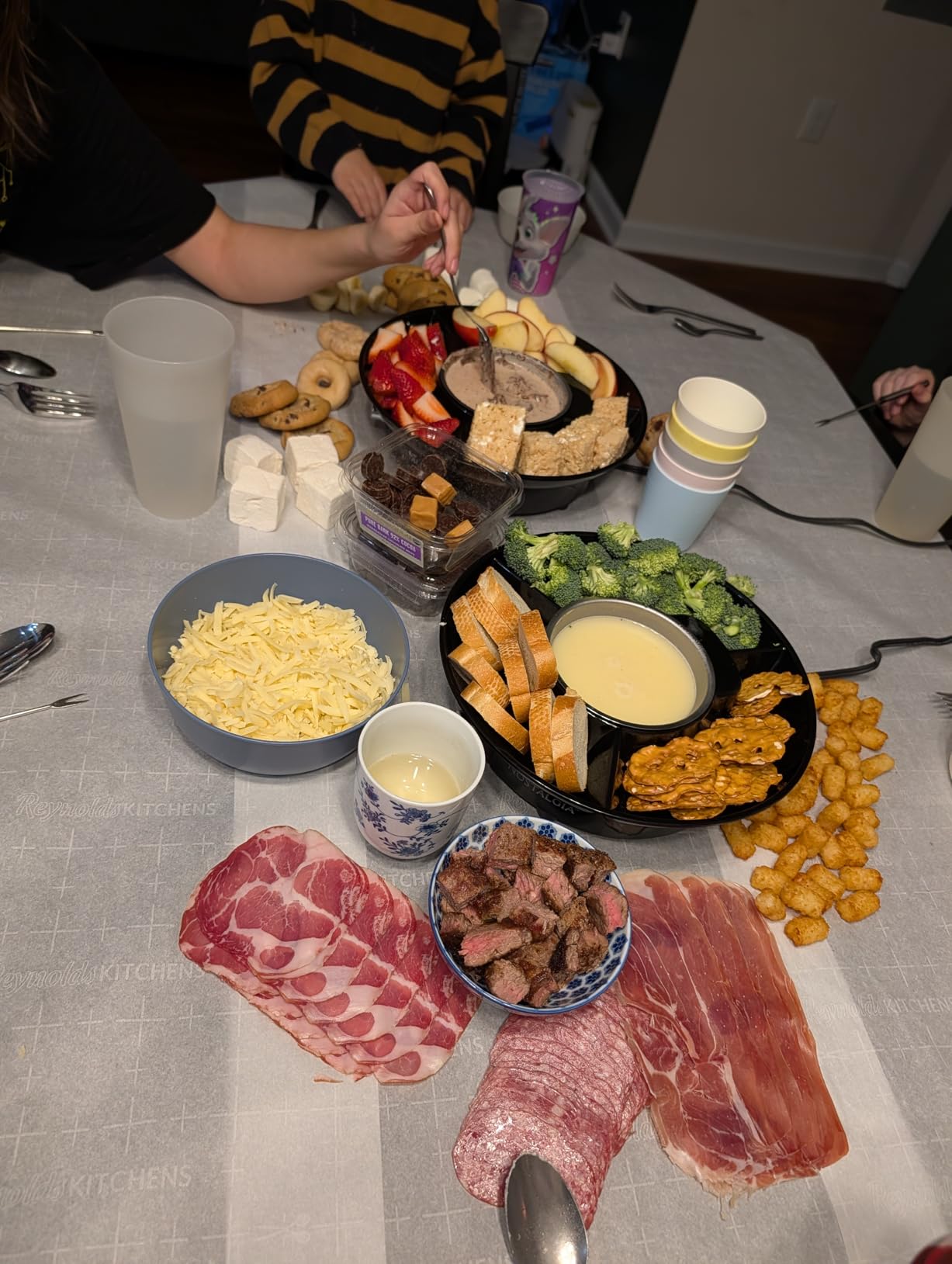 Nostalgia Electric Fondue Party Set - 10 oz Melting Pot, 4 Roasting Forks, & Detachable Serving Tray - Melted Cheese, Chocolate, or Dessert - Black customer photo 2