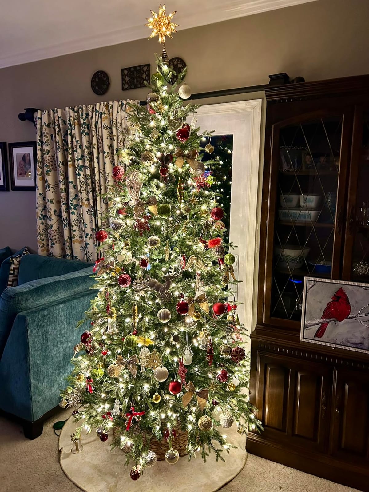 Hykolity 7.5 ft Prelit Christmas Tree with Realistic PE Foliage | 450 Warm White Led Lights, 3,325 Mixed PE and PVC Tips, Hinged Design and Sturdy Metal Stand customer photo 1