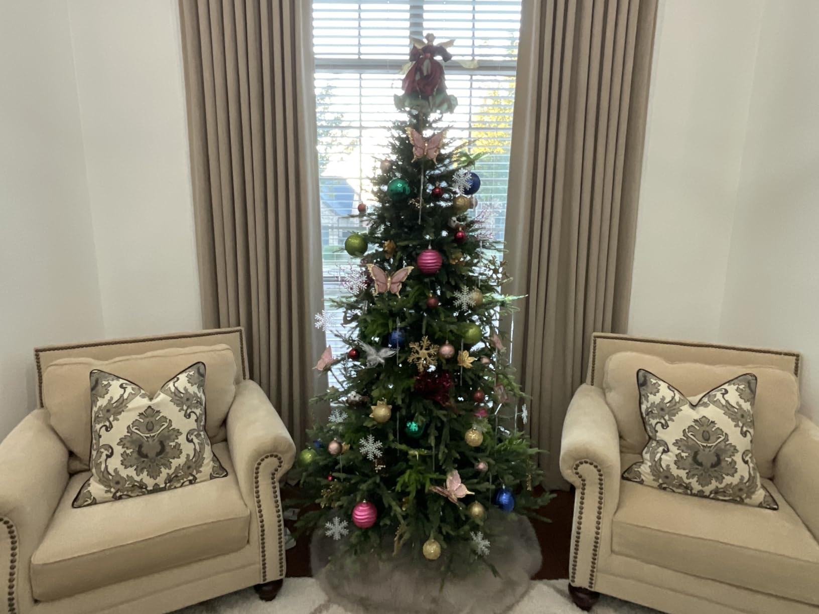 Hykolity 7.5 ft Prelit Christmas Tree with Realistic PE Foliage | 450 Warm White Led Lights, 3,325 Mixed PE and PVC Tips, Hinged Design and Sturdy Metal Stand customer photo 2
