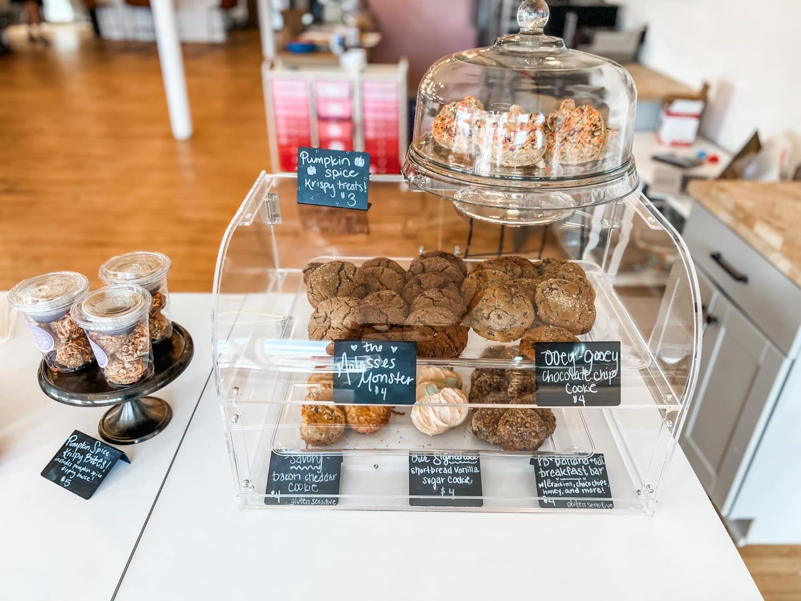 VEVOR Pastry Display Case, 2-Tier Commercial Countertop Bakery Display Case, Acrylic Display Box with Rear Door Access & Removable Shelves, Keep Fresh for Donut Bagels Cake Cookie customer photo 1