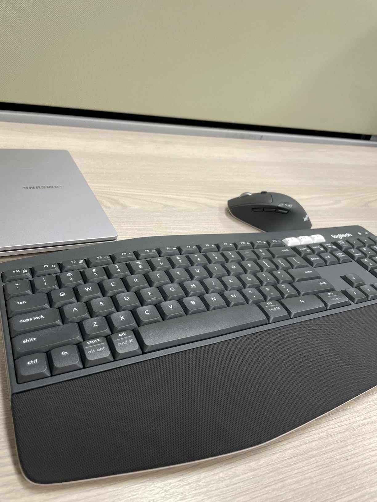 Logitech MK850 Performance Wireless Keyboard and Mouse Combo for Windows, macOS & ChromeOS, Bluetooth & 2.4 GHz USB Receiver, Full-Size Ergonomic Keyboard, Multi-Device, Cushioned Palm Rest - Graphite customer photo 1