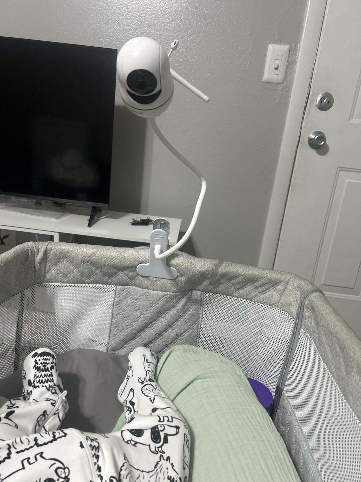 UKSUP Baby Monitor with Camera and Audio with 30 hrs Battery Life & No WiFi, Video Baby Monitor with 960ft Long Range, Remote Pan-Tilt-Zoom, Night Vision, Temperature Sensor, 2-Way Talk, 8 Lullabies customer photo 1