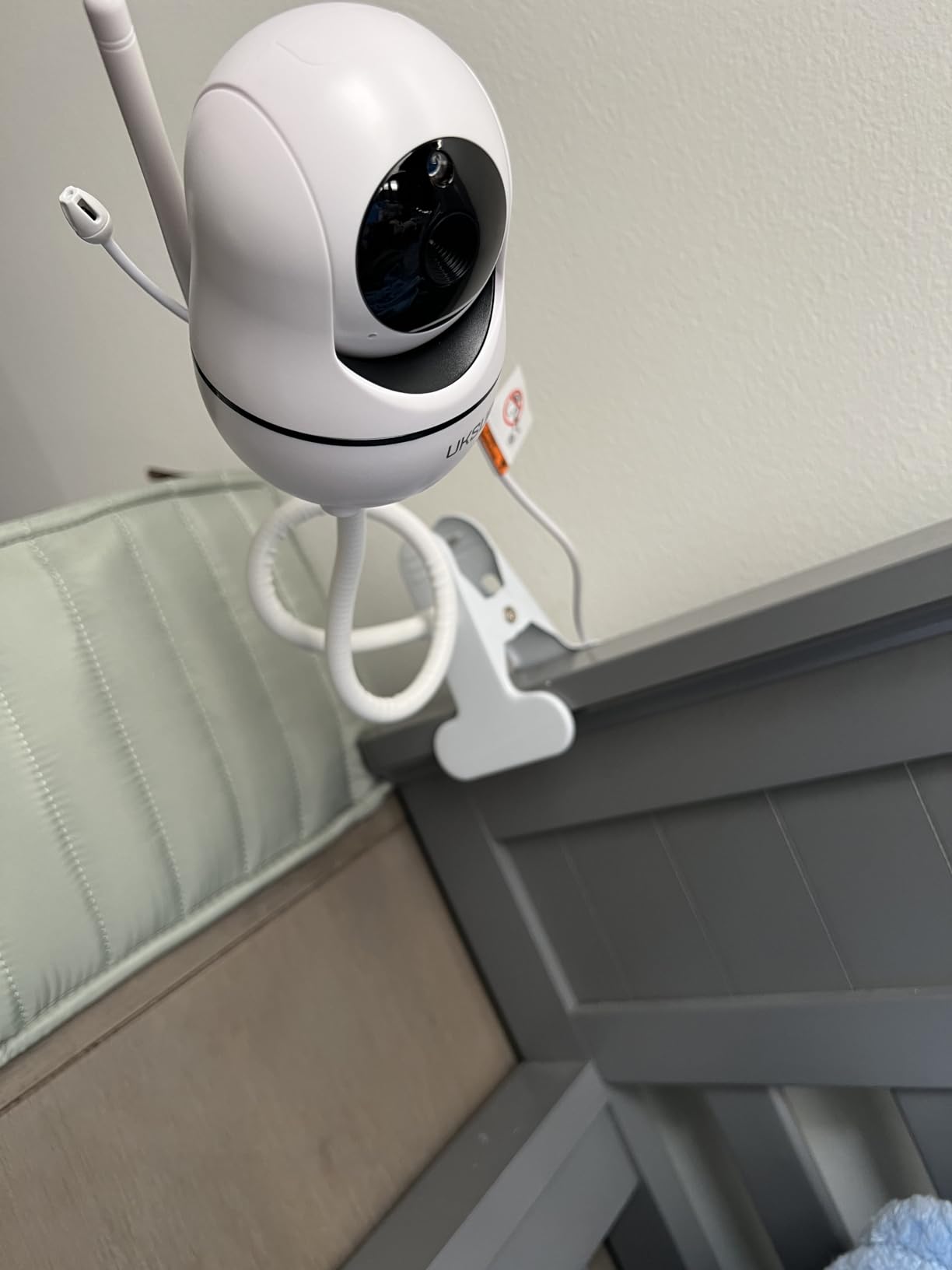 UKSUP Baby Monitor with Camera and Audio with 30 hrs Battery Life & No WiFi, Video Baby Monitor with 960ft Long Range, Remote Pan-Tilt-Zoom, Night Vision, Temperature Sensor, 2-Way Talk, 8 Lullabies customer photo 2