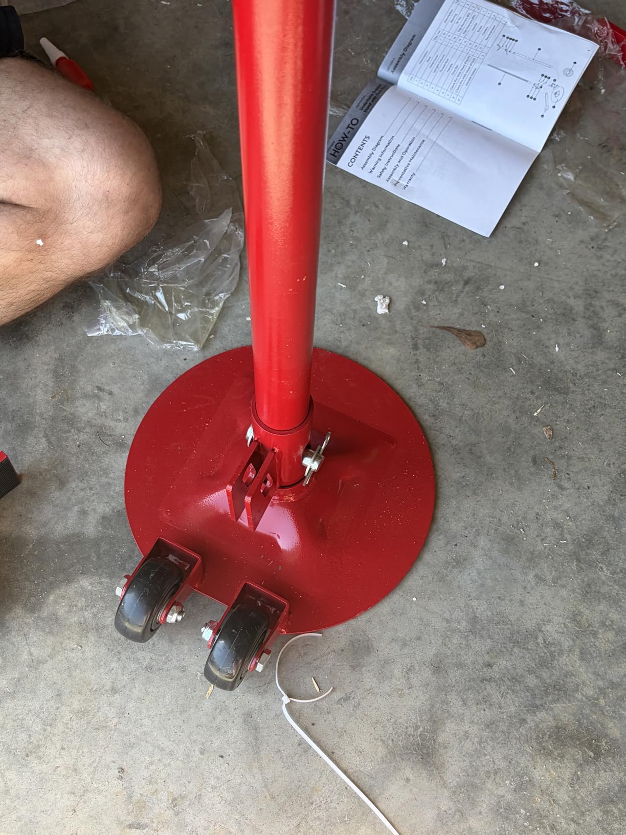 VEVOR 1/2Ton/1100lbs Capacity Hydraulic Transmission Jack, Car & Truck Compatible, 33.5-67 Inch Lift Range, 2-Stage Jack Stand with Foot Pedal, 360 Swivel Wheel, Red customer photo 2