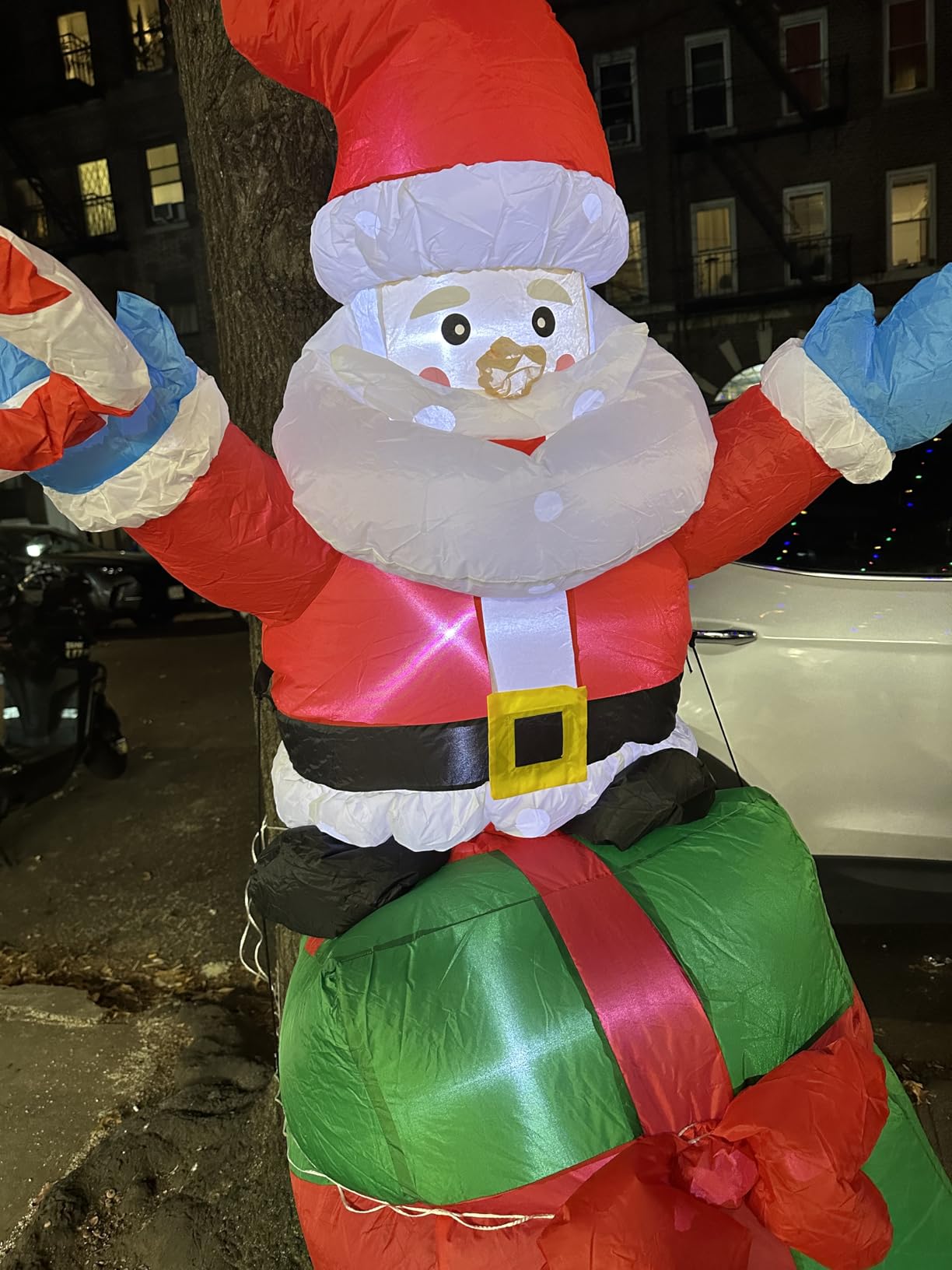 6FT Christmas Santa Inflatables Outdoor Decorations Santa Claus with Gift Box Blow Up Yard Decorations,Built-in LED Lights for Outdoor Christmas Party Yard Garden Lawn Xmas Decoration customer photo 1