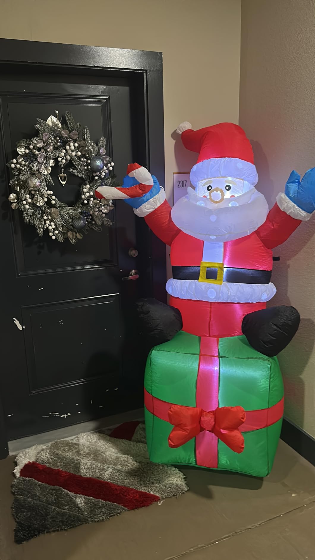 6FT Christmas Santa Inflatables Outdoor Decorations Santa Claus with Gift Box Blow Up Yard Decorations,Built-in LED Lights for Outdoor Christmas Party Yard Garden Lawn Xmas Decoration customer photo 2