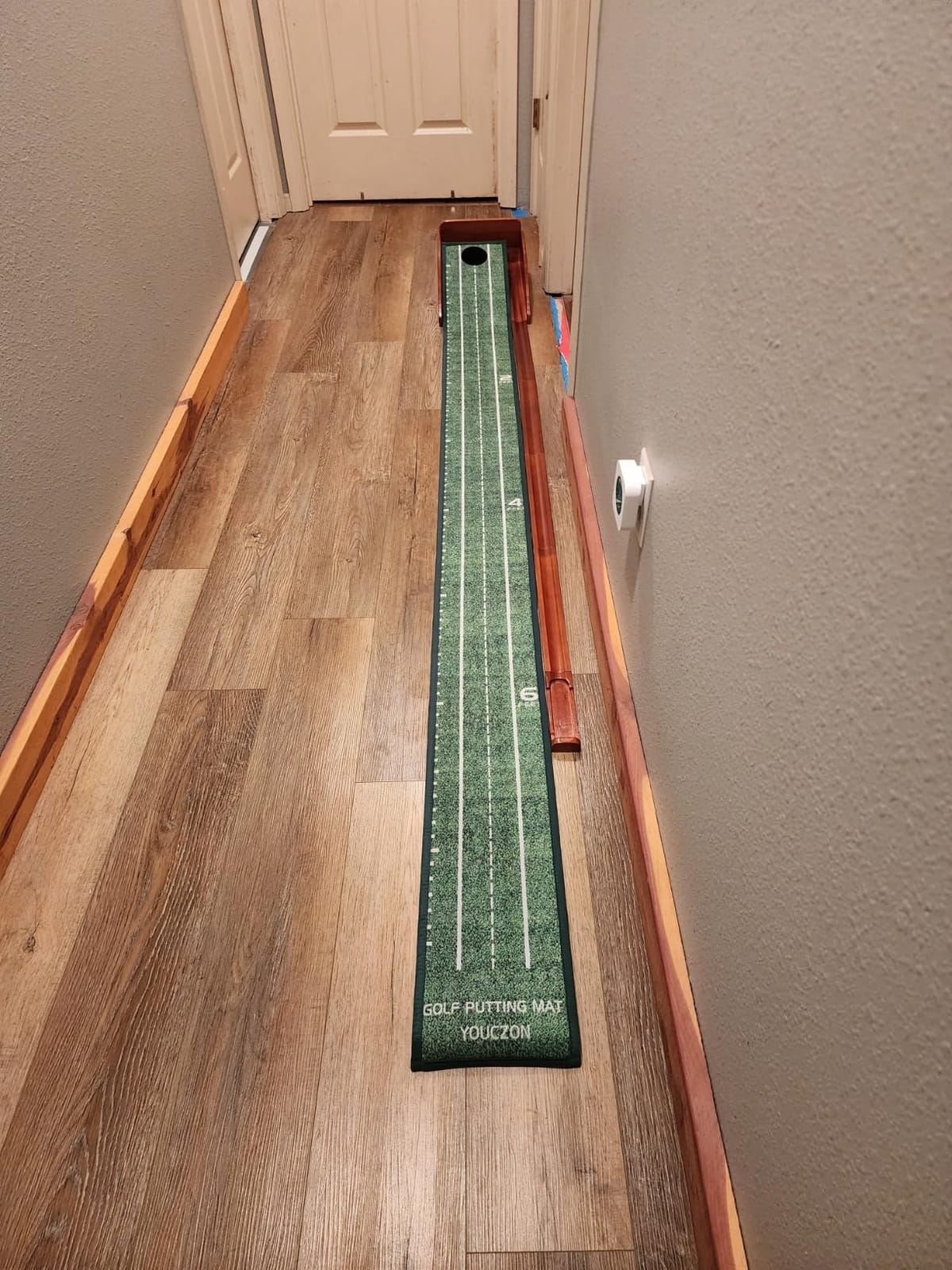 YOUCZON Putting Green Indoor, Golf Putting Mat with Auto Ball Return, Premium Crystal Velvet Surface, Practice Putting mat, Perfect Training Aid & Gift for Golf Lovers Christmas customer photo 1