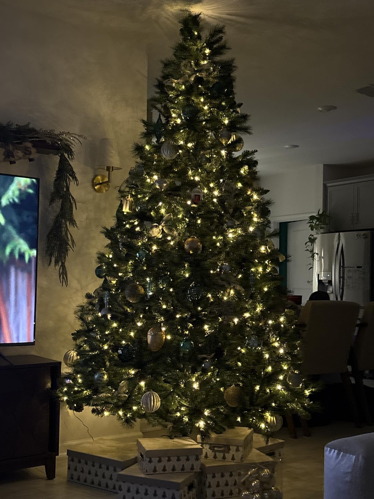 Best Choice Products 7.5ft Pre-Lit Scotch Pine Christmas Tree, Premium Pre-Decorated Artificial Holiday Decor w/ 1,320 Branch Tips, 2-in-1 White and Multicolor LED Lights, Cordless Setup customer photo 1