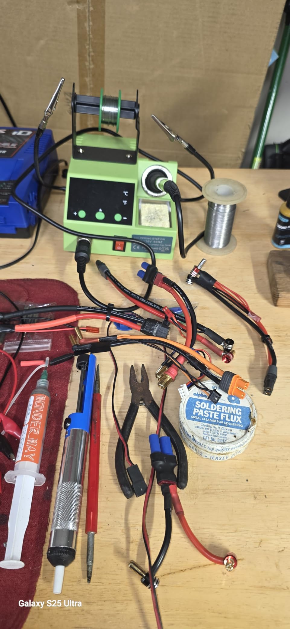 Soldering Station, 100W Digital Display Soldering Iron Station Kit with 2 Helping Hands, 356°F - 896°F, Auto Sleep, °C/°F Conversion, Solder Wire, Tips, Stand, Pump, Tweezers, Tip Cleaner, Green customer photo 2