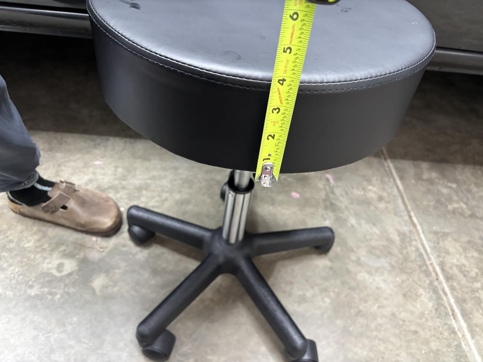 VEVOR Rolling Stools with Wheels 400LBS Weight Capacity Swivel Stools Chair | Adjustable Height, with Ultra-Thick Seat Cushion, for Salon, Bar, Home, Office, Tattoo, Medical, and Massage, Black customer photo 1