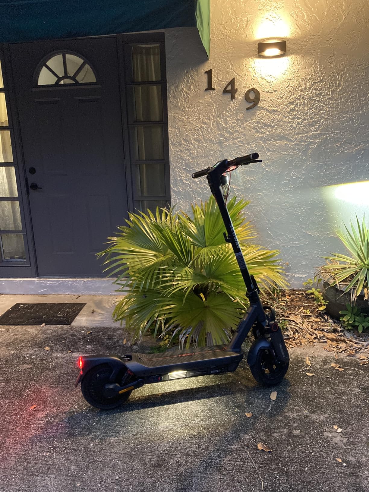 Segway Ninebot MAX Series Electric Scooter, Up to 22-28 MPH, Long Range, Dual Suspension & Braking System, Fast Charging, Scooter for Adults, UL-2272 2271 Certified (G2/G3) customer photo 2