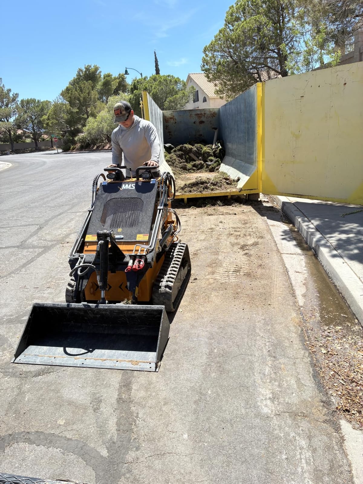 MS380T Mini Triangular Track Skid Steer Loader with 23HP RATO Gasoline Engine, 46 inch Bucket Multifunction Stand-On Crawler Skid Steer Machine, Hydraulic Drive Compact Track Loader - In USA Stock customer photo 2