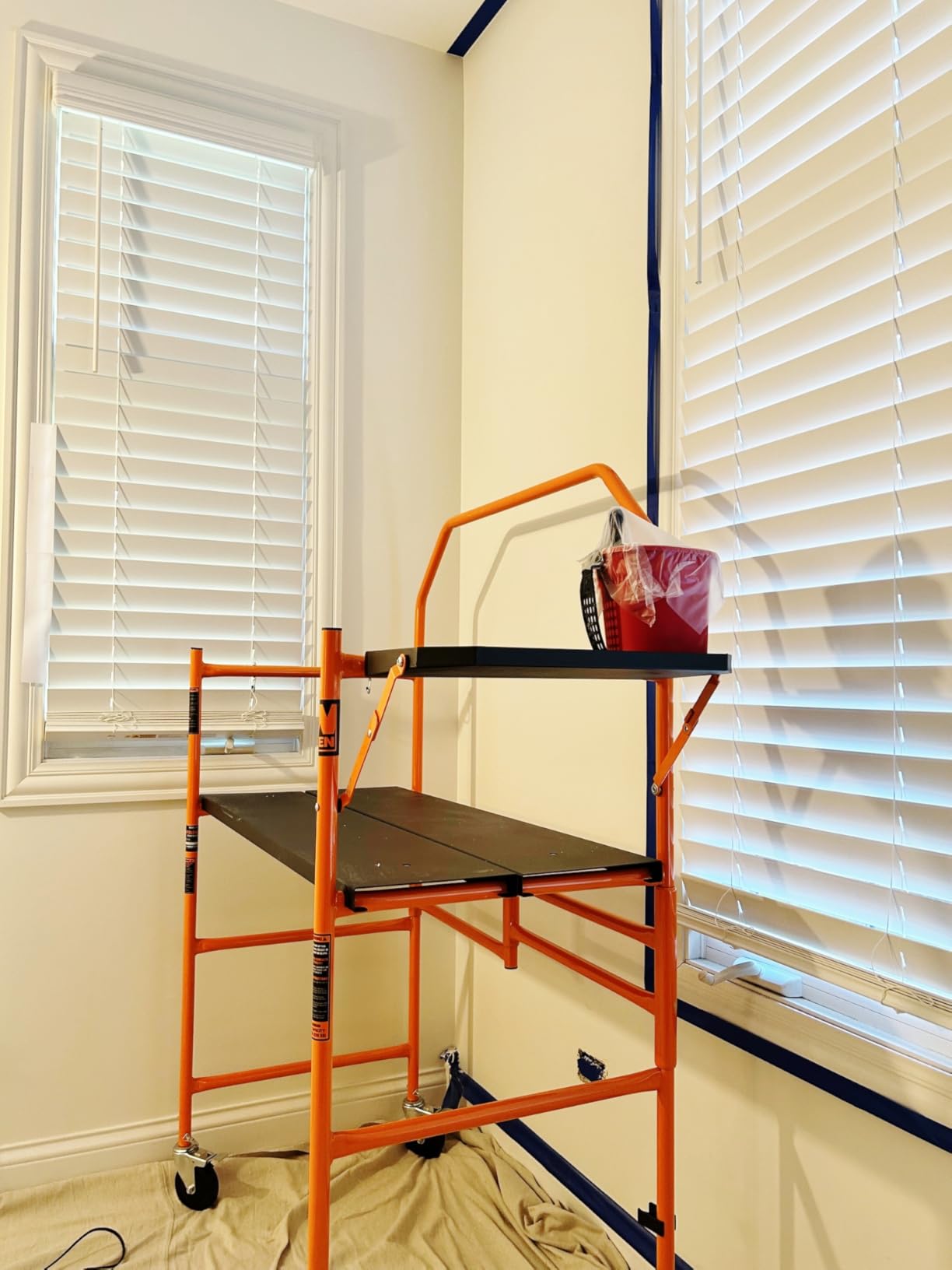 WEN 4-Foot Portable Rolling Scaffolding, 500-Pound-Capacity with Foldable Design, Safety Rail and Tool Shelf (31107) customer photo 2