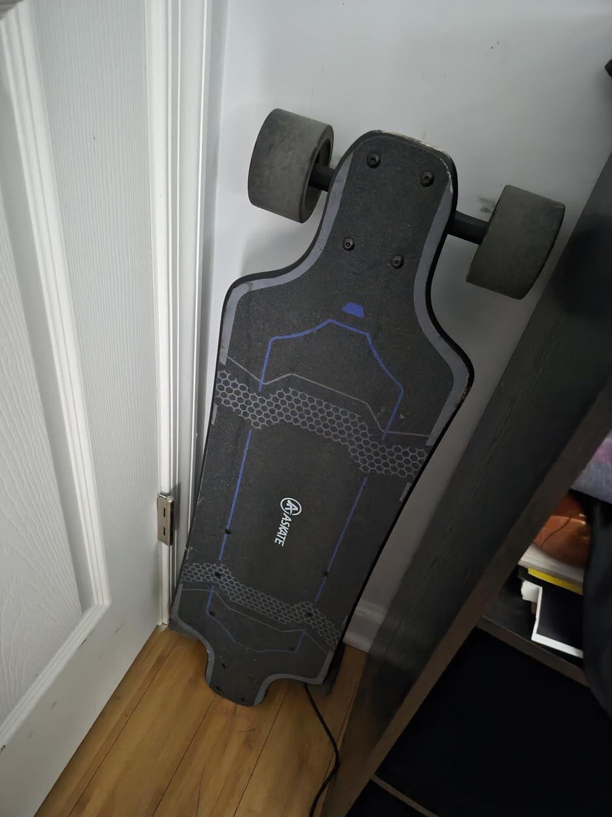 A1 Electric Skateboard with Remote, Rang Up to 17 Miles/24, 8 Ply Canadian Maple, Smooth Breaking, Suitable for Younger Beginners customer photo 1