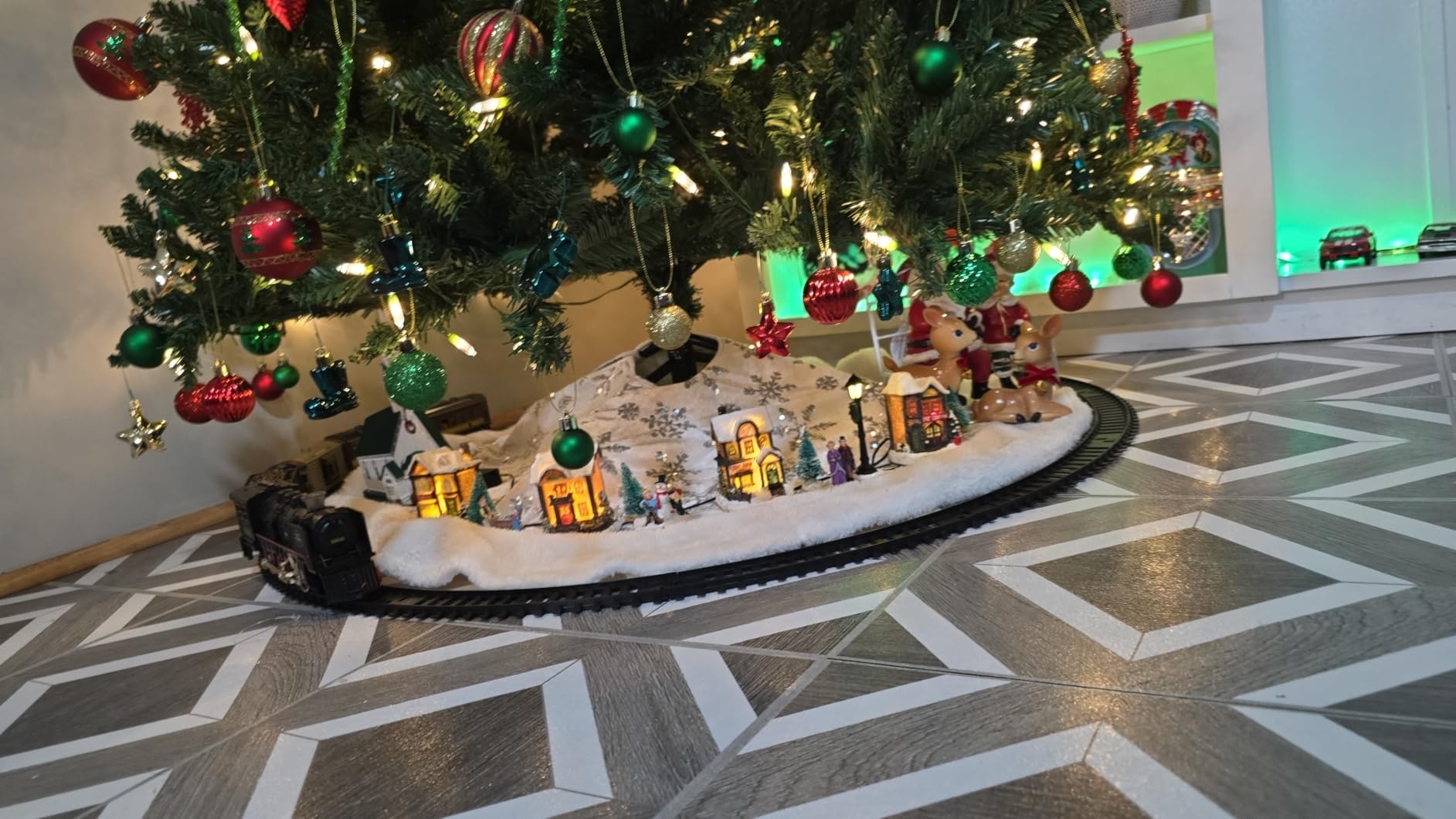 Funwee Electric Christmas Train Set with Smokes, Lights and Sound for Kids | Toddler Model Train Toy for Under Christmas Tree, Locomotive Train with Track, Gifts for 3 4 5 6 7+ Years Old Boys and Girls customer photo 2