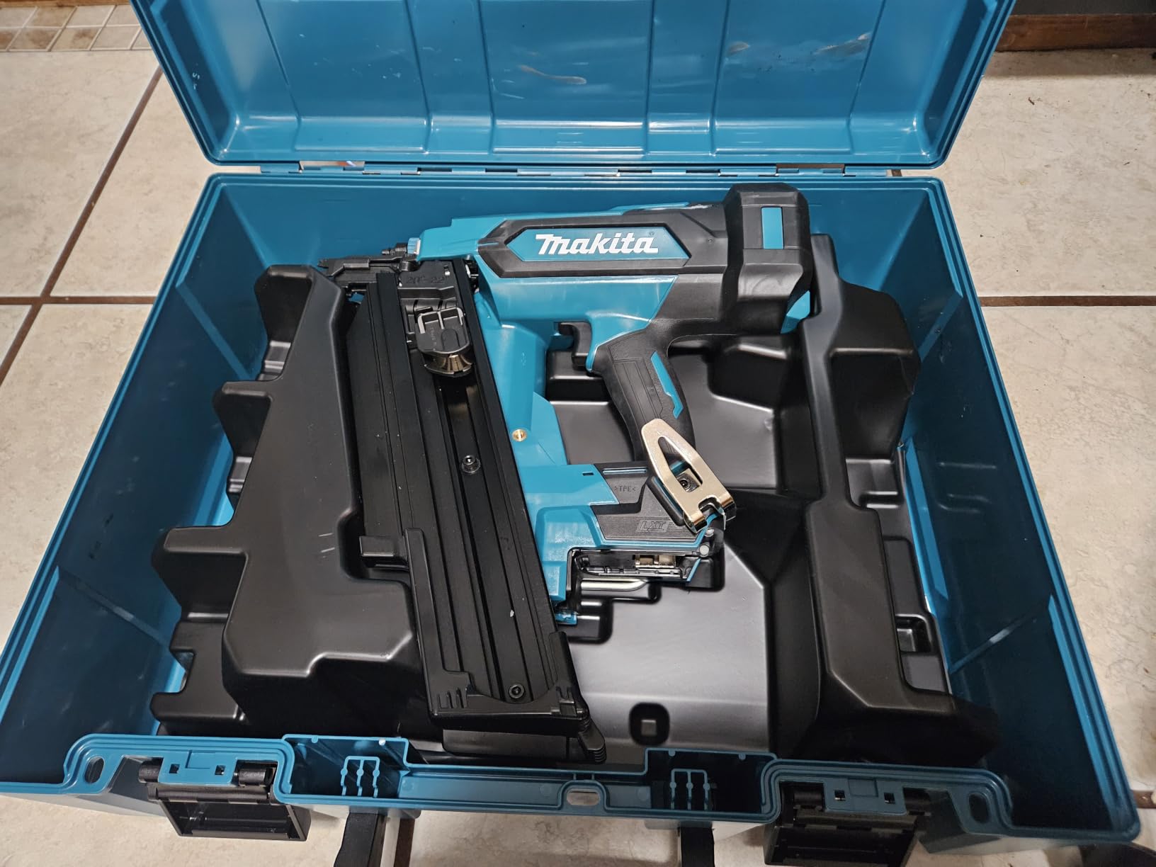 Makita XNB03Z 18V LXT Lithium-Ion Cordless 21-Degree Full Round Head 3-1/2