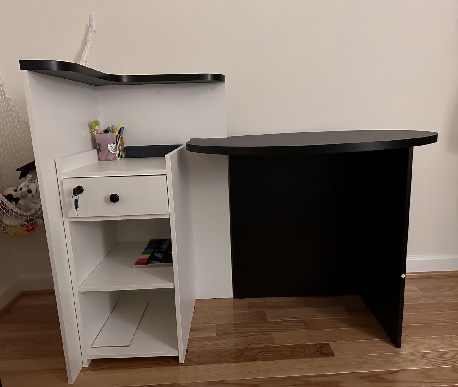 GIANTEX Reception Desk, Front Counter Desk with Lockable Drawer, Checkout Table with Round Tabletop, Corner Shelf & Adjustable Shelf for Office Beauty Salon Retail Store (Brown & White) customer photo 2
