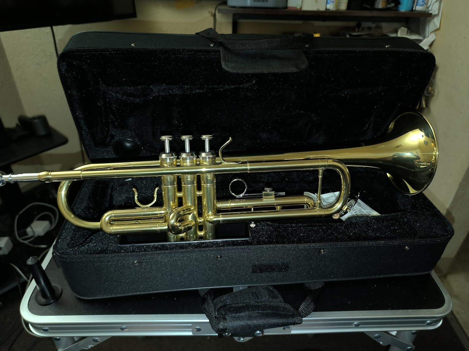 SONICAKE Bb Standard Trumpet, Student Trumpet Set for Beginner, Brass Trumpet Instrument with Hard Case, Cleaning Kit, 7C Mouthpiece and Gloves, Ideal Gift for School Band Orchestra, QTP-01, Golden customer photo 2
