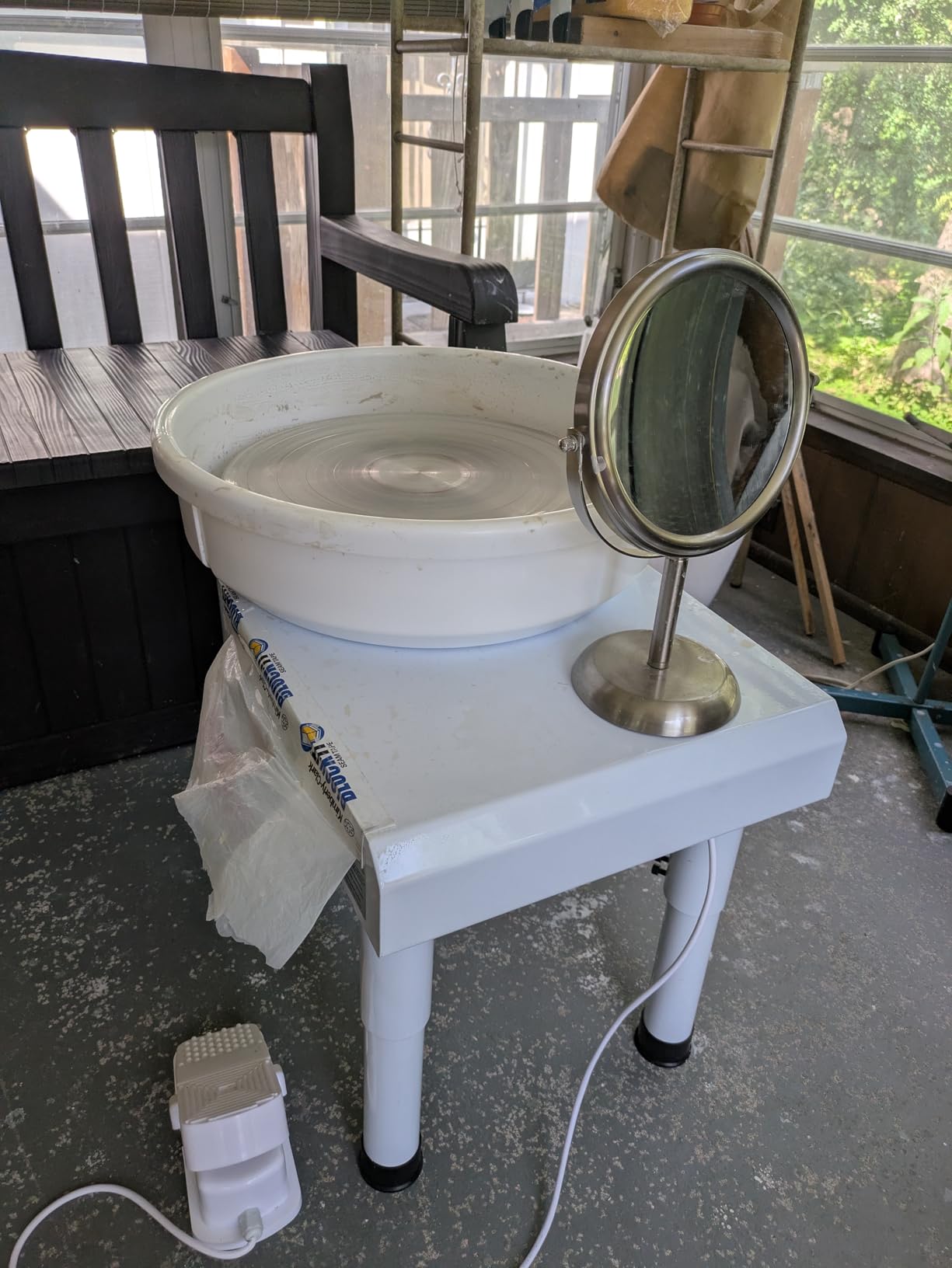 VEVOR Pottery Wheel for Adults, 11in/28cm Ceramic Wheel Forming Machine, 0-6in Adjustable Lift Leg 350W Professional Pottery Kit with Foot Pedal Detachable Basin, White customer photo 2