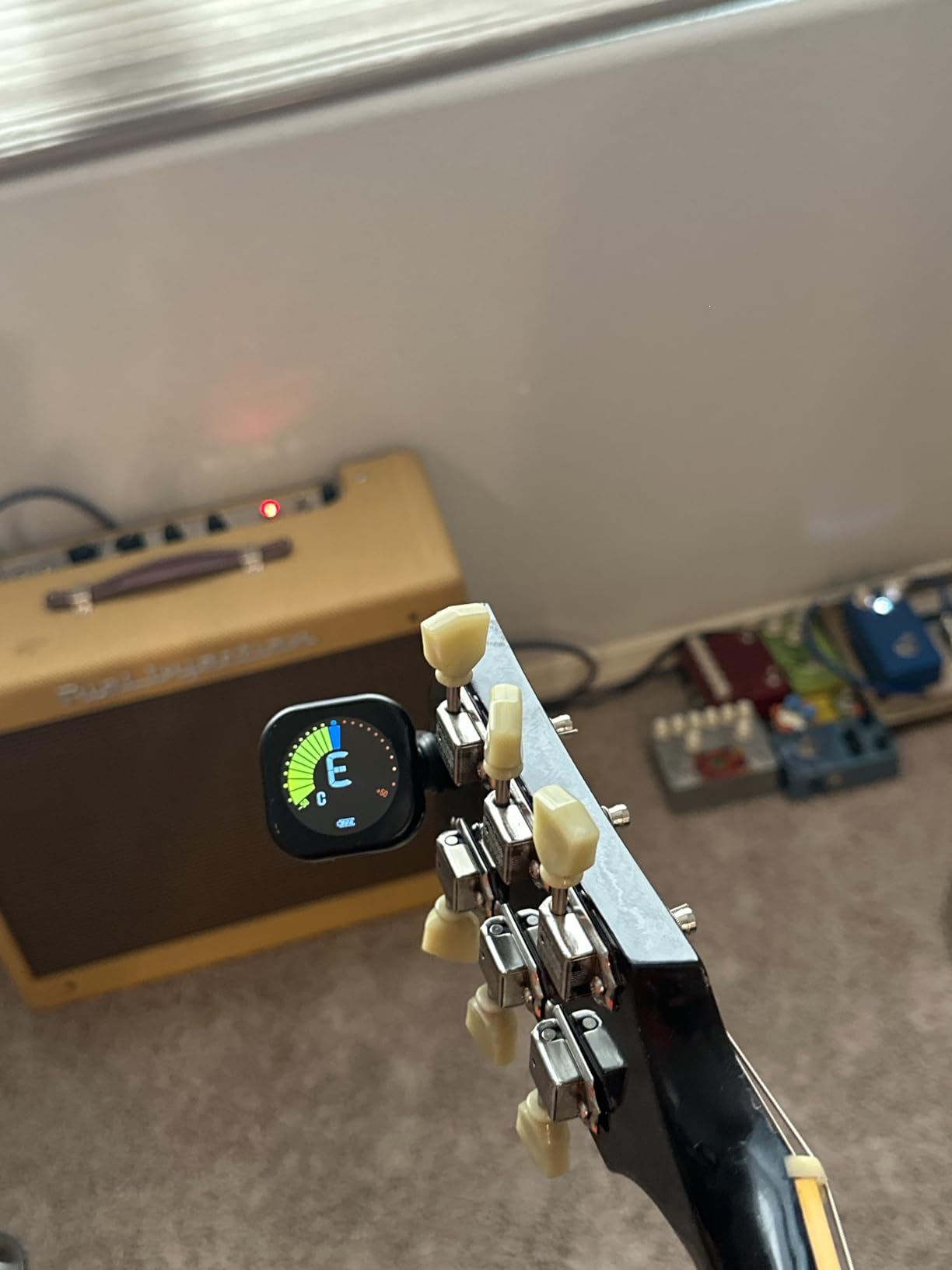 New Bee Guitar Tuner Clip-On Rechargeable with Color Screen 360° Rotatable Acoustic Chromatic Open Tuning for Guitar, Bass, Ukulele, Violin, Cello(Black, 1 Pack) customer photo 1