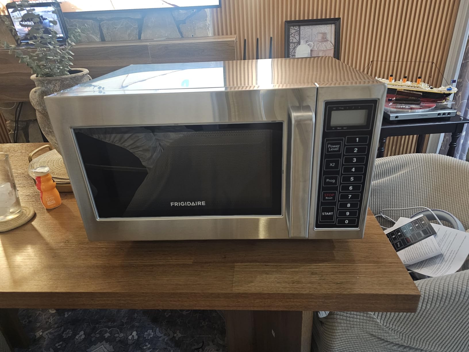 FRIGIDAIRE COMMERCIAL Kitchen Microwave Oven, 0.9 Cu Ft (1000 Watts), NSF certified customer photo 2