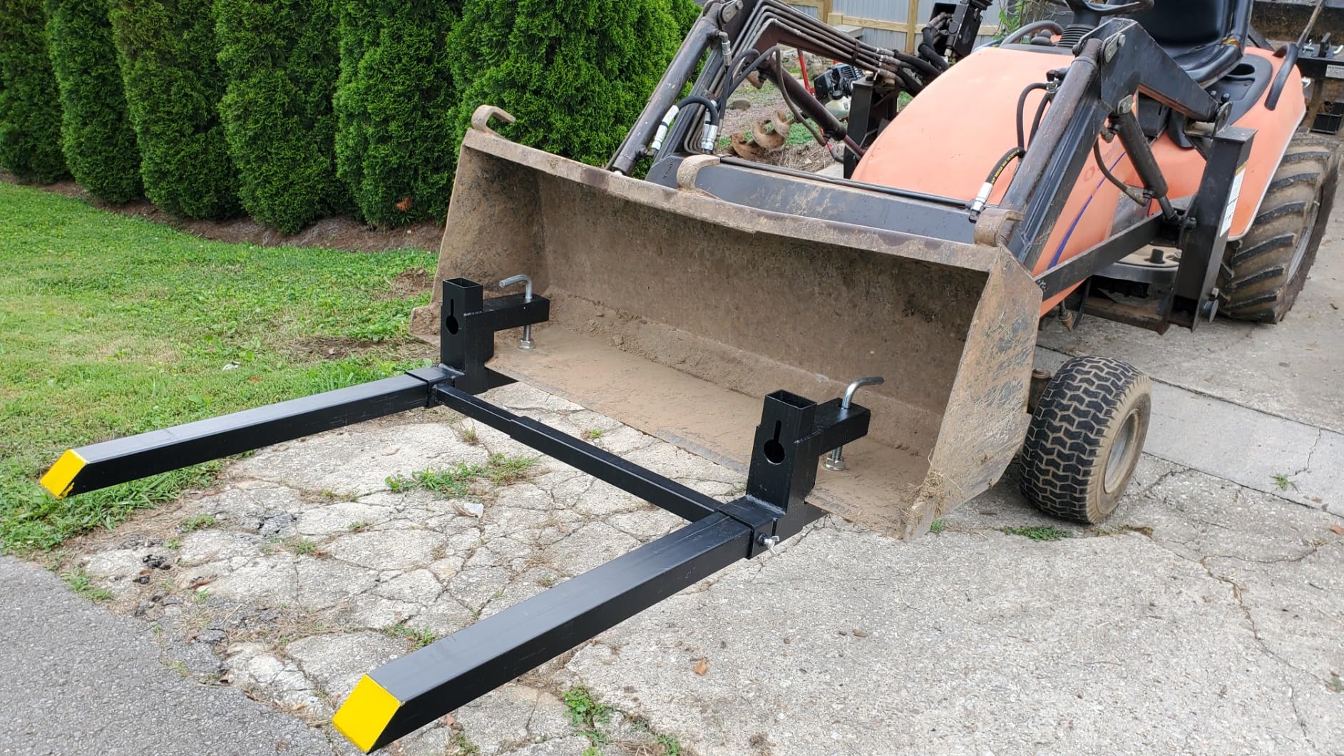 VEVOR Pallet Forks, 4000 lbs Clamp on Pallet Forks, 60-Inch Total Length Heavy-Duty Tractor Fork with Adjustable Stabilizer Bar for Tractor Attachments, Loader Bucket, and Skid Steer, Black customer photo 1