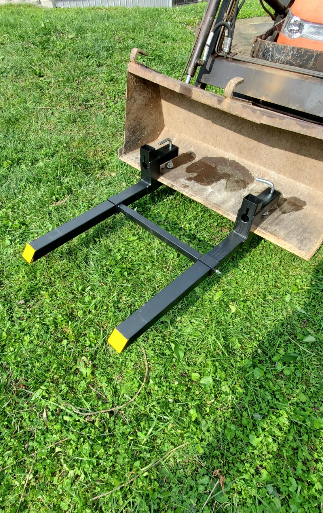 VEVOR Pallet Forks, 4000 lbs Clamp on Pallet Forks, 60-Inch Total Length Heavy-Duty Tractor Fork with Adjustable Stabilizer Bar for Tractor Attachments, Loader Bucket, and Skid Steer, Black customer photo 2