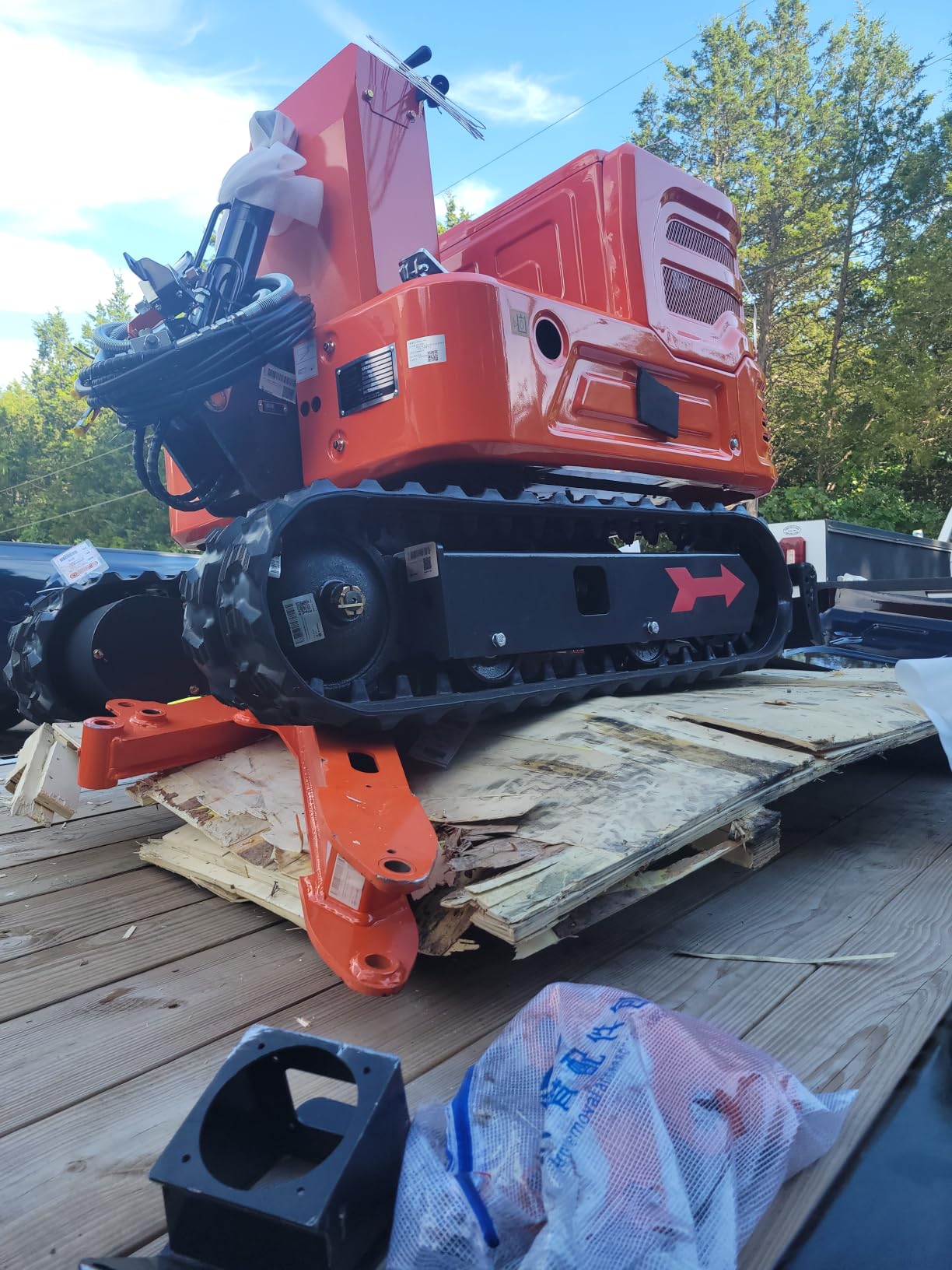 2650lb Mini Excavator, 90% Pre-Assembled with 13.5HP Gas Engine, Securely Shipped in Wooden Crate Packaging, Hydraulic Thumb, Quick Connect Attachments for Garden, Farm & Small Construction customer photo 2