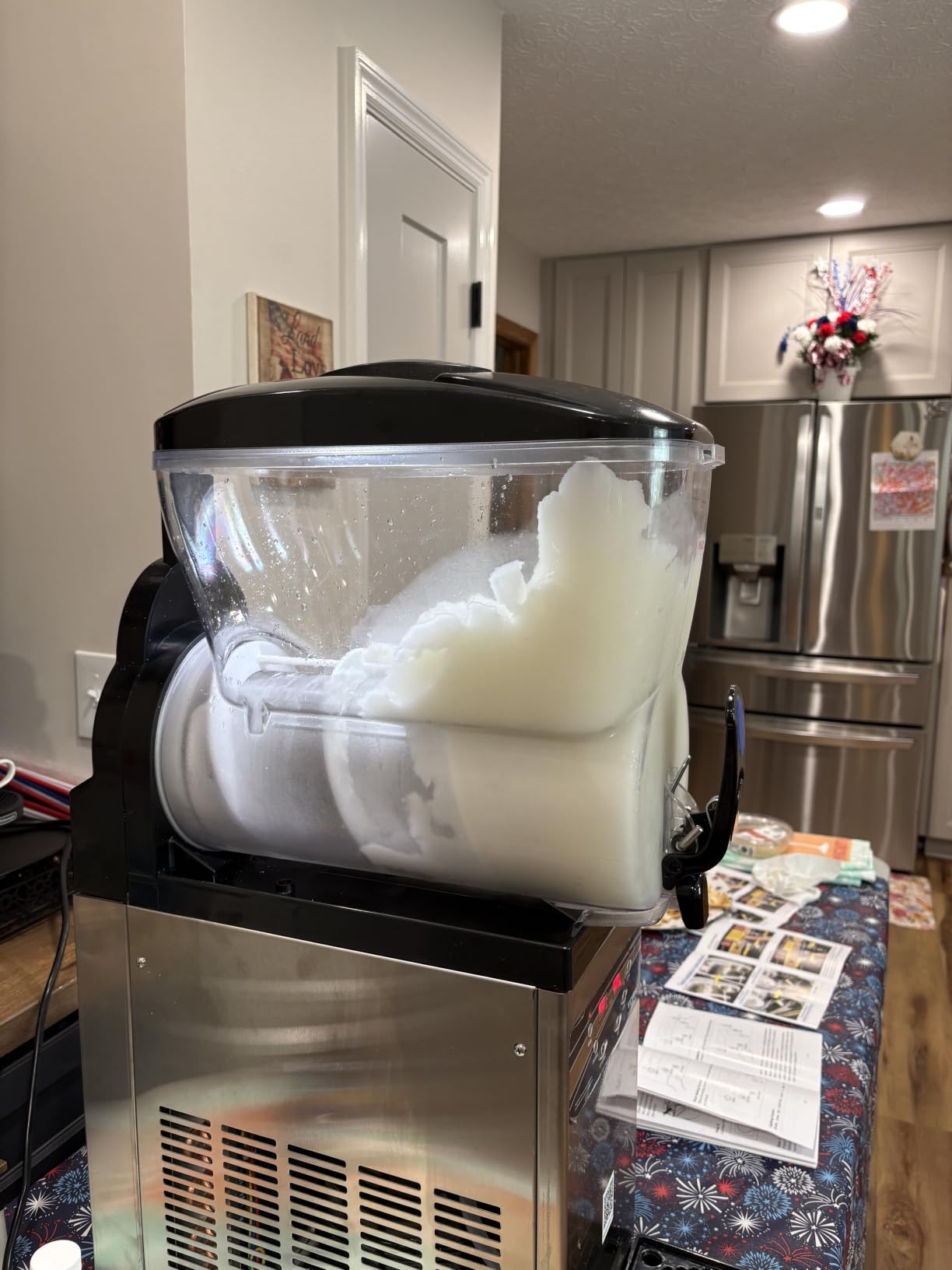 VEVOR Slushie Machine, 4L/135oz No Ice Needed Slushy Machine for Home, Frozen Drink Maker with Single Tank, Margarita Machine with Self-Cleaning, for Frozen Margaritas, Frappés, Milkshake & More customer photo 1