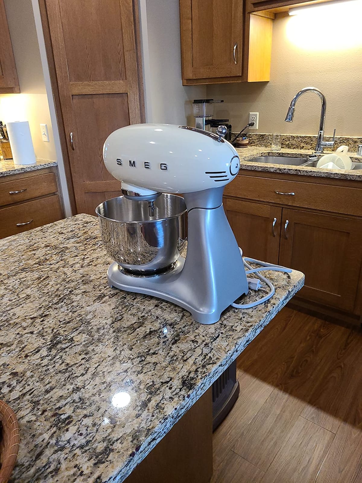 SMEG SMF04 5-Qt Classico Stand Mixer with Smooth Start & SteadyMix, 600W Motor, 10 Speeds, Stainless Steel Bowl & Pour Shield - Retro 50's Style Planetary Mixer for Dough, Baking & Desserts-Black customer photo 2
