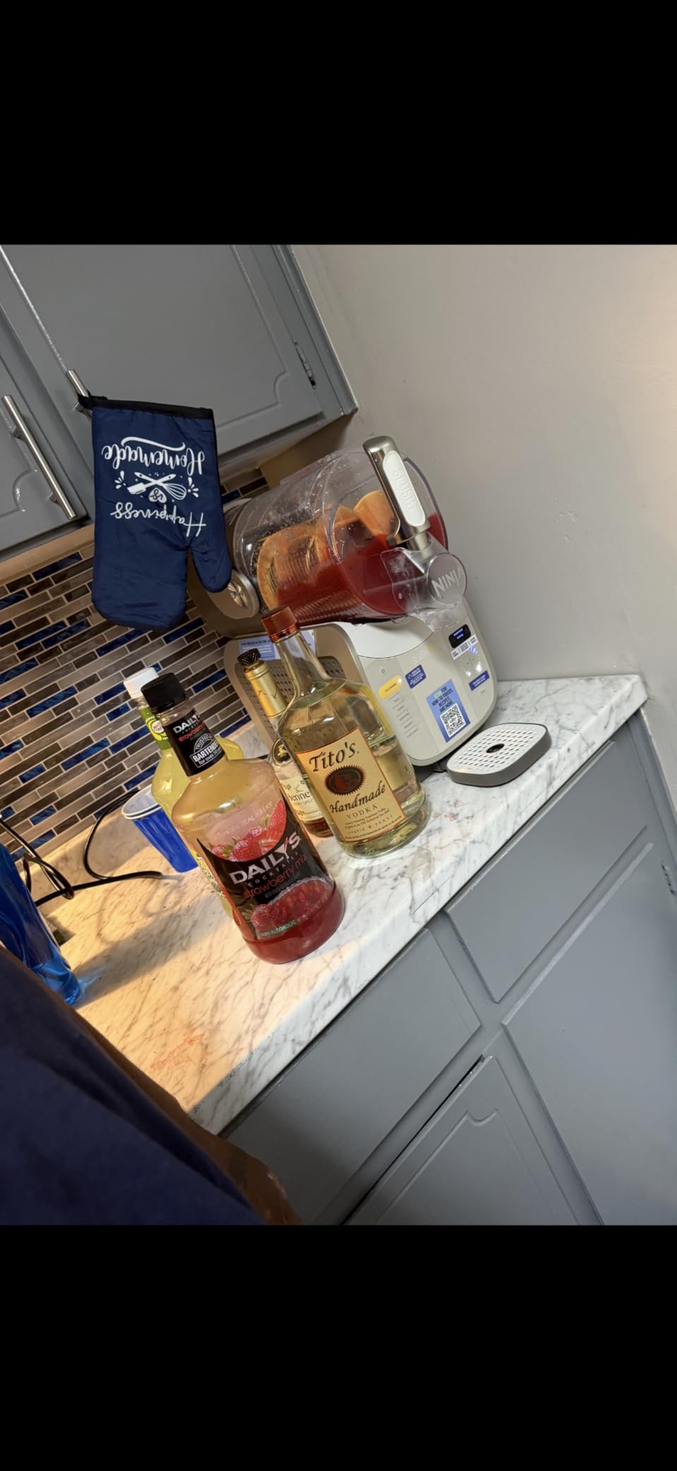 Ninja SLUSHi XL Smart Frozen Drink Maker and SLUSHi Machine, with SlushAssist Technology, 128 Oz Capacity, Sodas, Margaritas, Frappes, Milkshakes and More, Crema, FS601BR customer photo 1