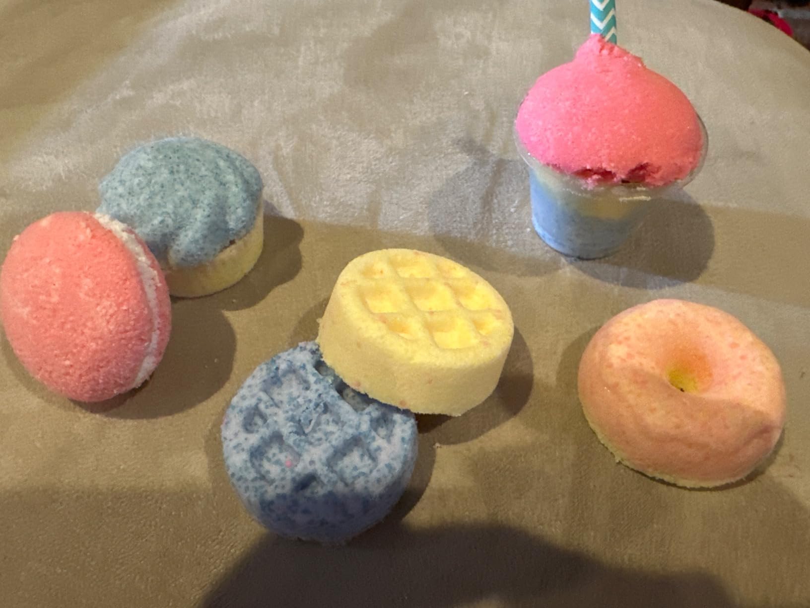 KLUTZ Bath Bomb Scented Bakery Craft Kit Small customer photo 1