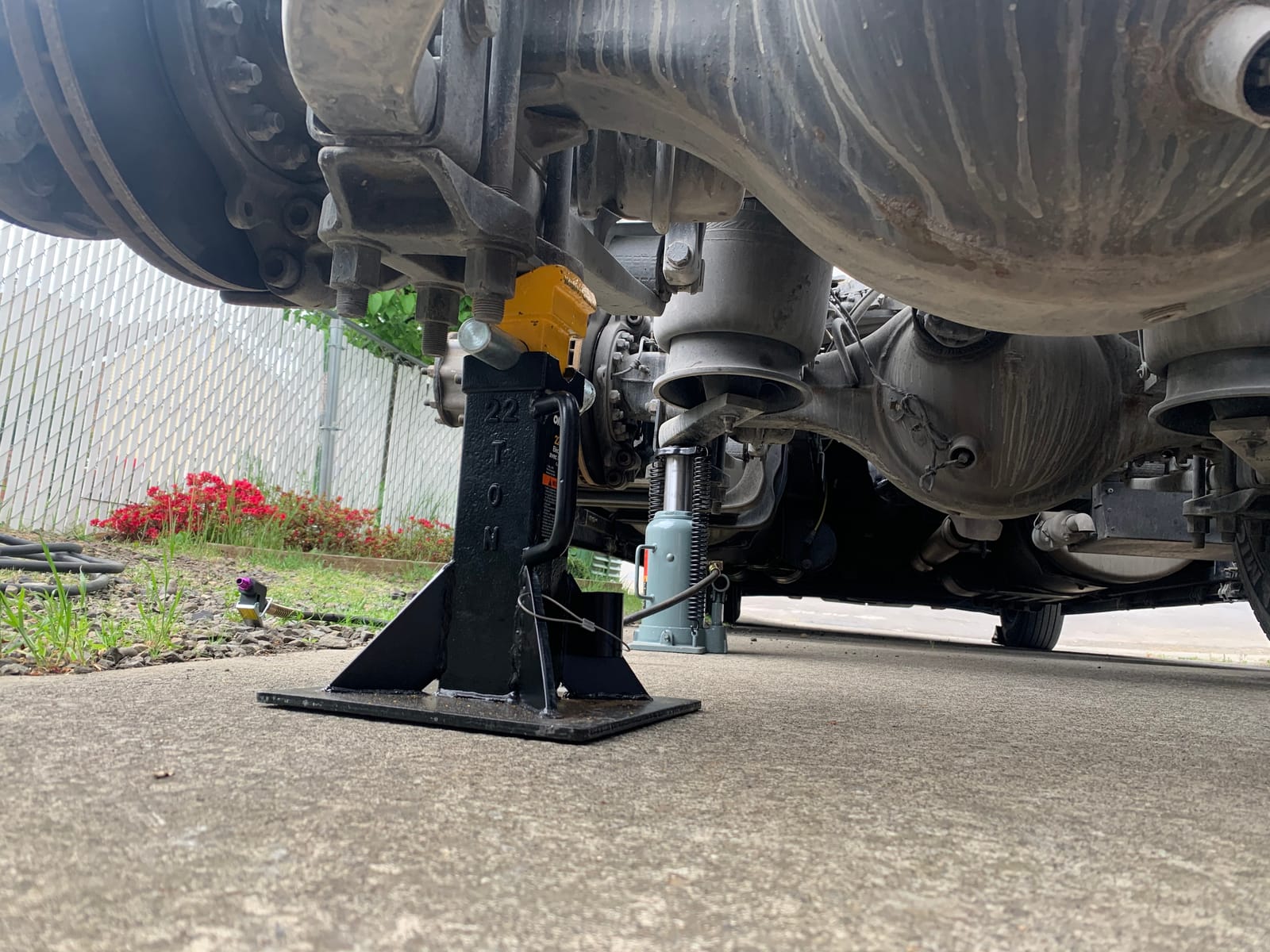 Omega 32225B Black Heavy Duty Jack Stand - 22 Ton Capacity customer photo 1