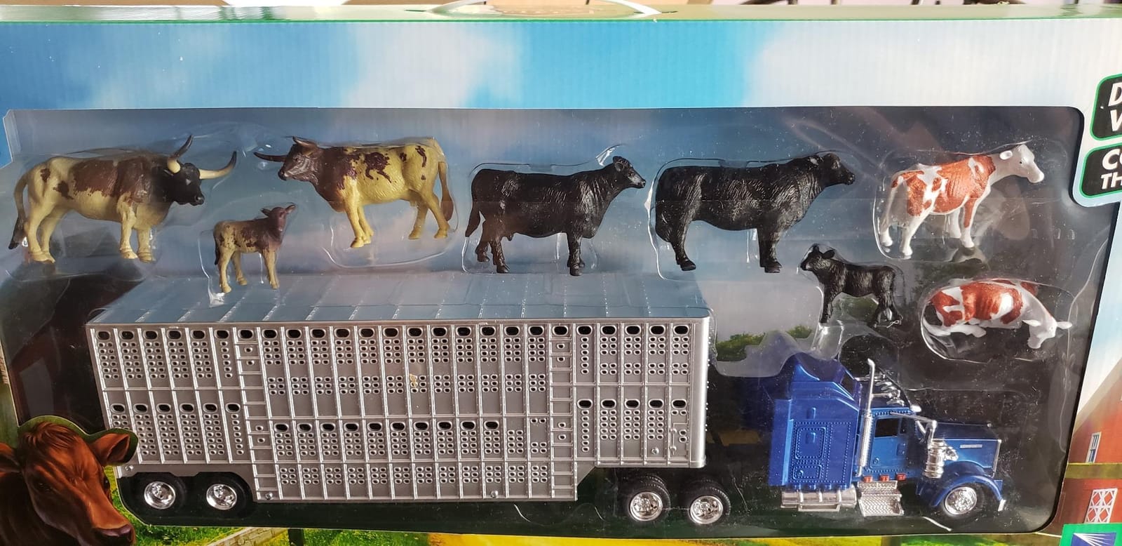 New Ray Country Life 1:43 Livestock Playset - Die-Cast Semi Truck & Trailer with 10 Cattle, Free-Wheeling Farm Vehicles, Opening Rear Door, Ages 8+ customer photo 2