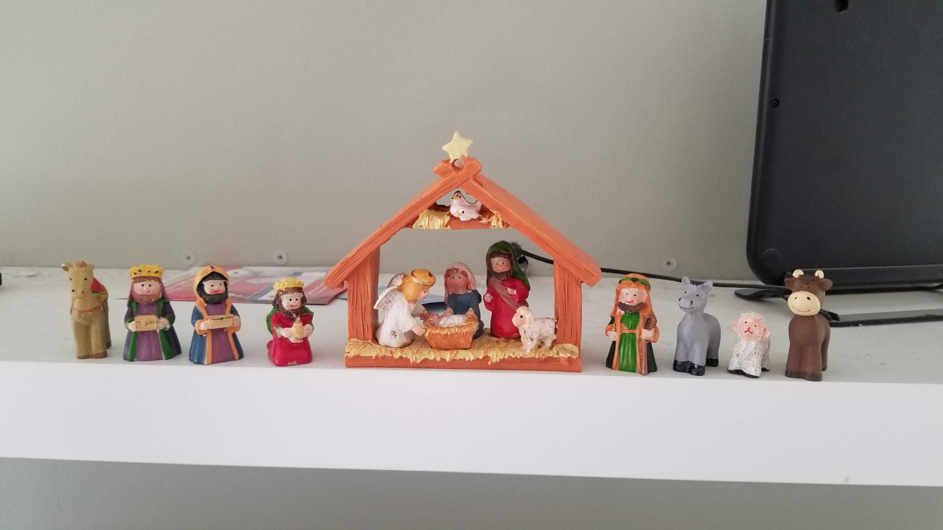 Fun Express Mini Christmas Nativity Set Stable with Jesus Mary Joseph Wisemen - 9 Pieces Red, Blue, Green, Beige, Brown customer photo 1